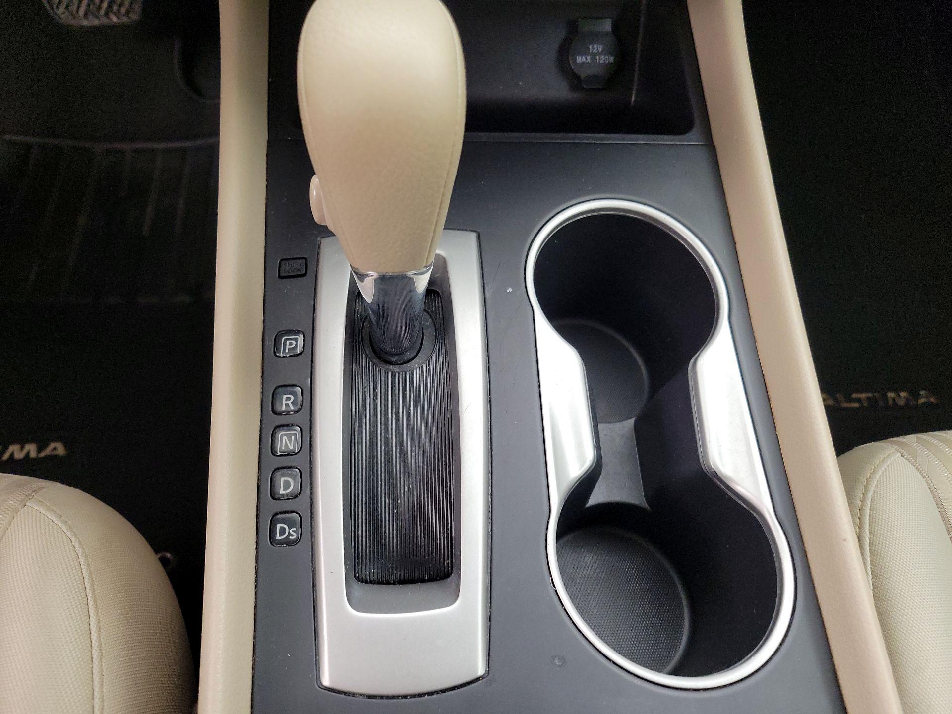 Thumbnail: 2017 Nissan Altima - 17