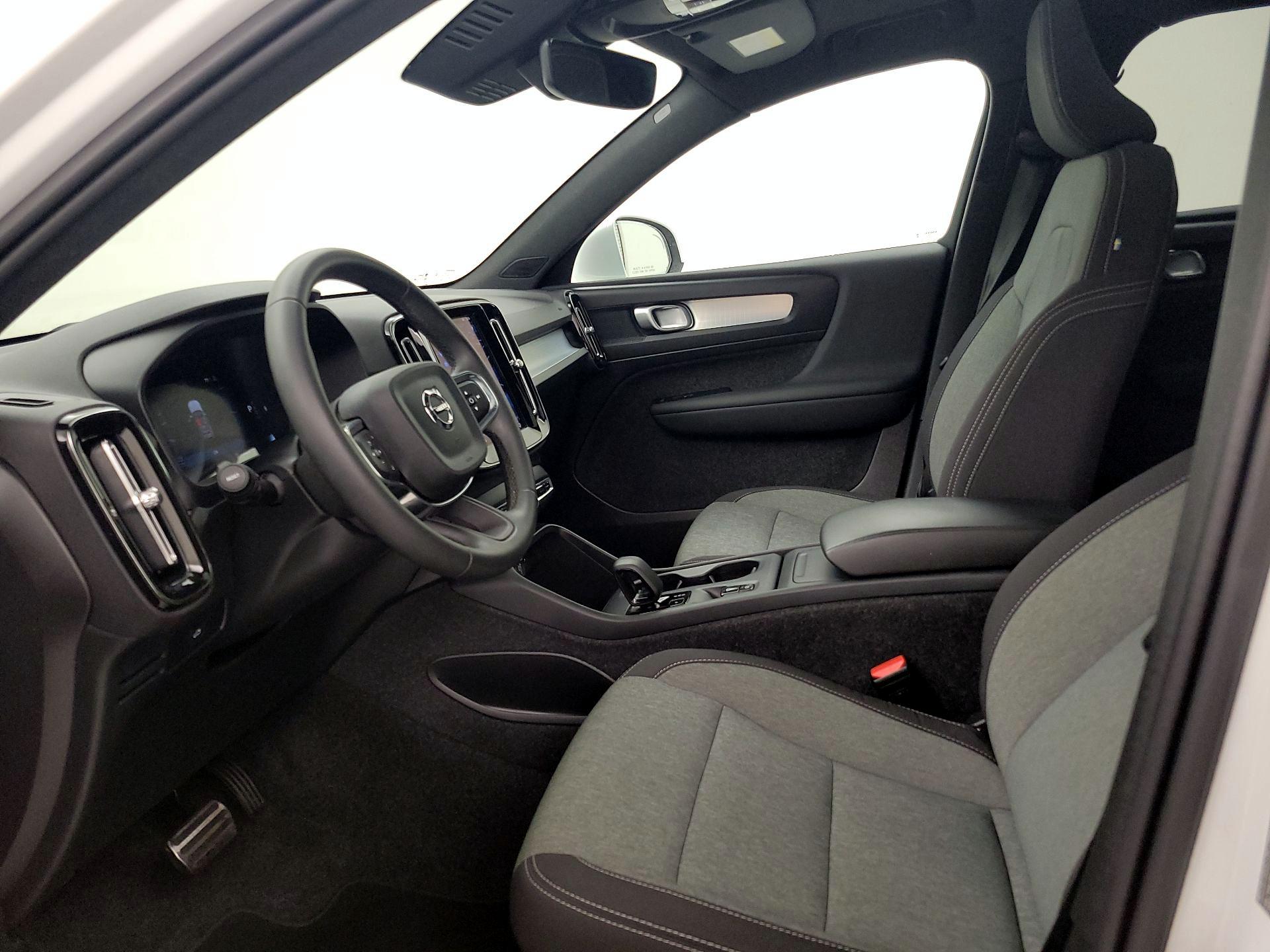 Thumbnail: 2025 Volvo XC40 - 11