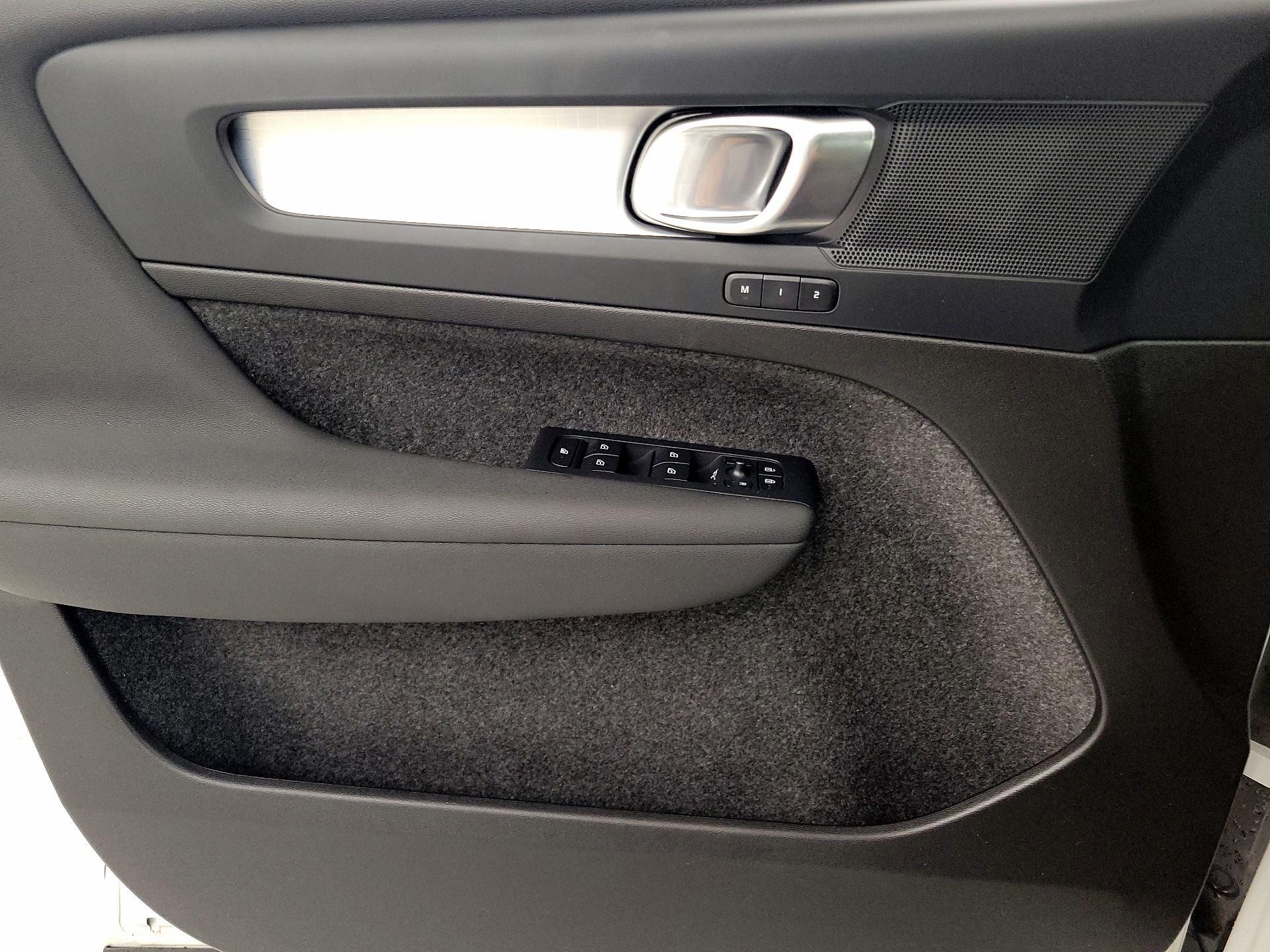 Thumbnail: 2025 Volvo XC40 - 12