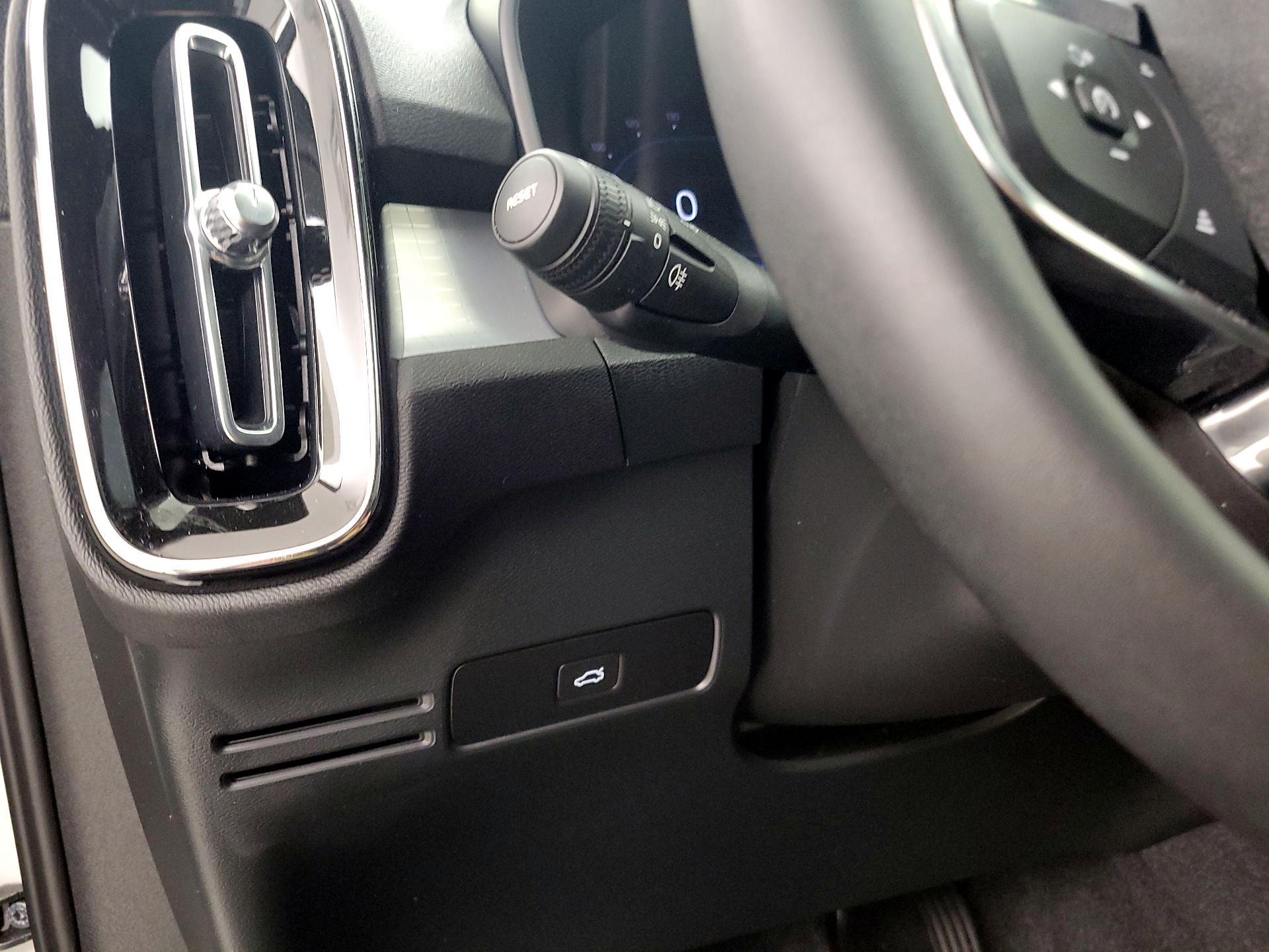 Thumbnail: 2025 Volvo XC40 - 13