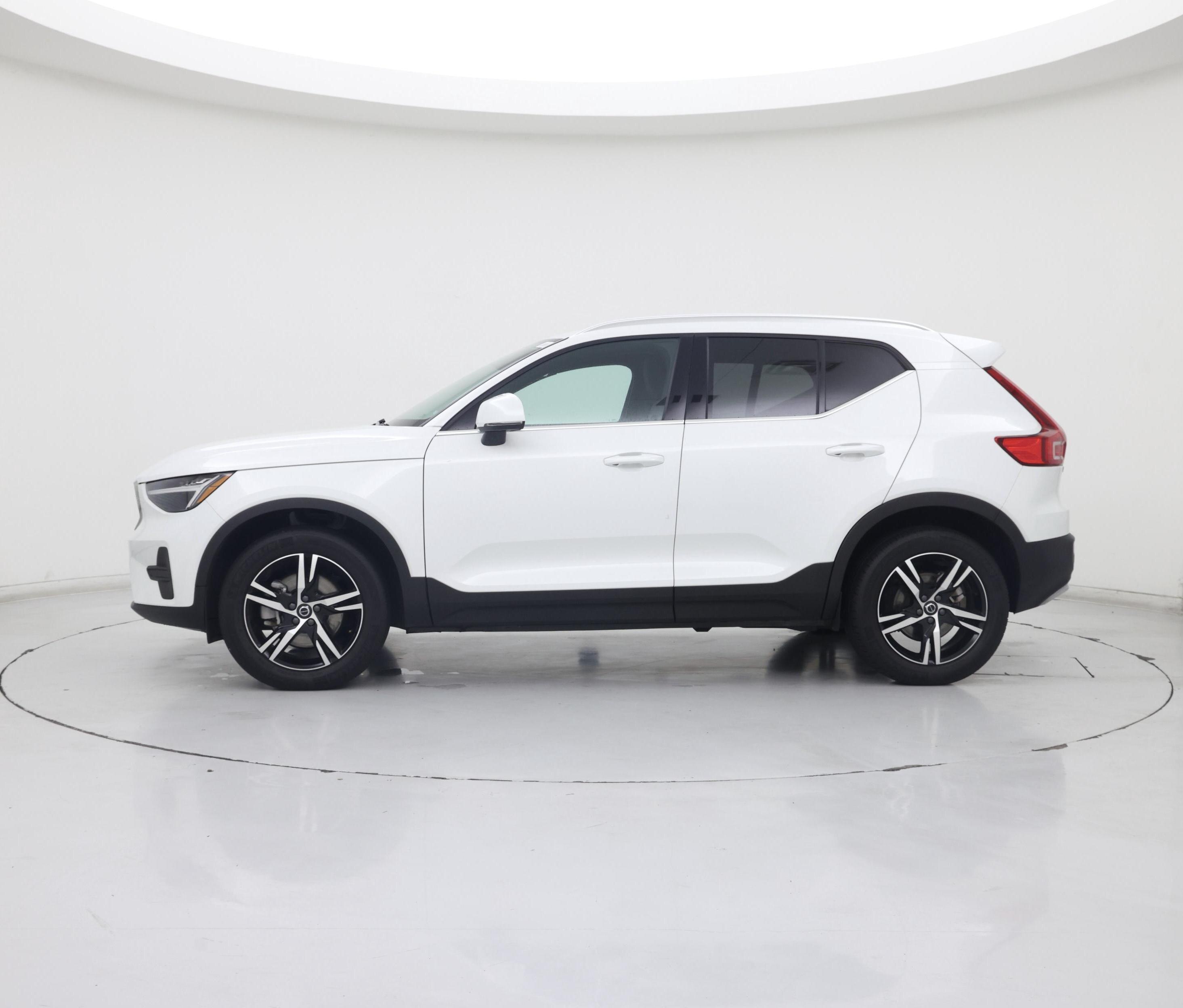 Thumbnail: 2025 Volvo XC40 - 3