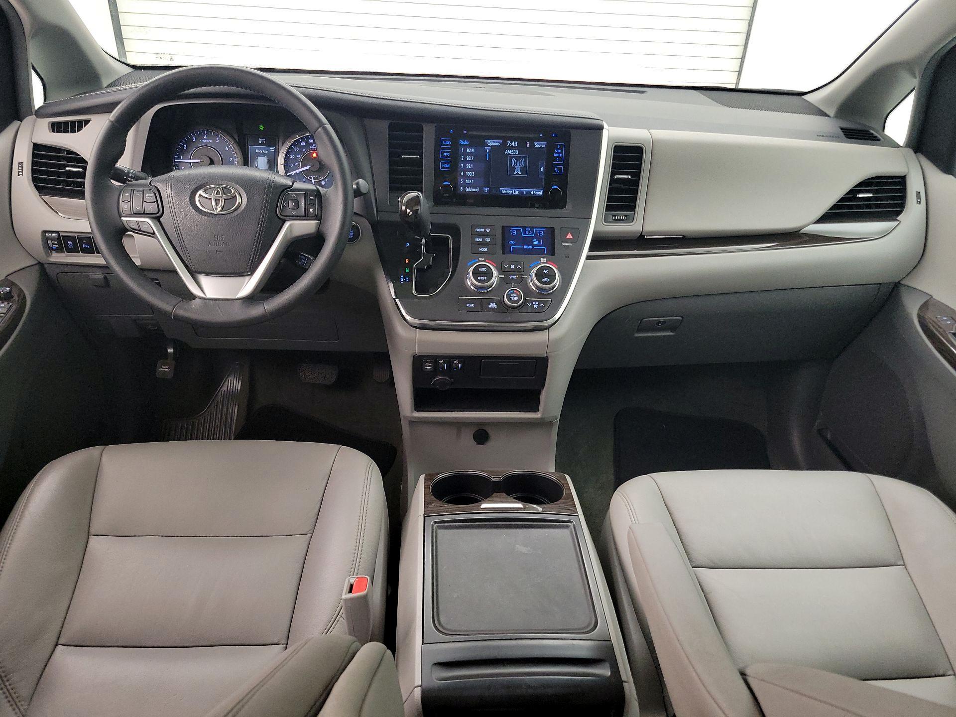 Thumbnail: 2017 Toyota Sienna - 9