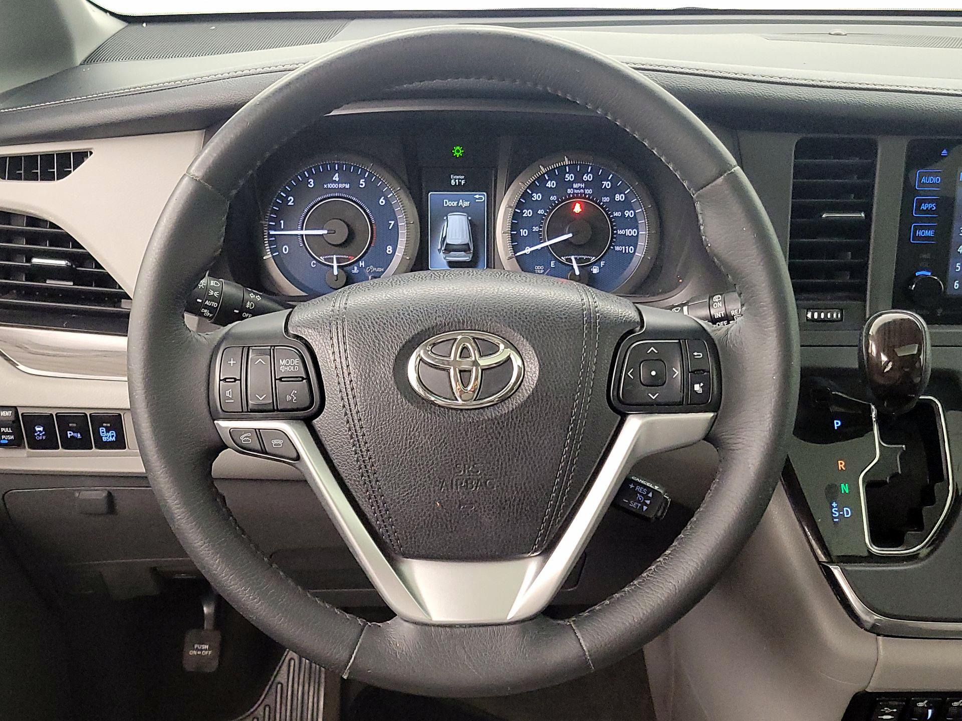 Thumbnail: 2017 Toyota Sienna - 10