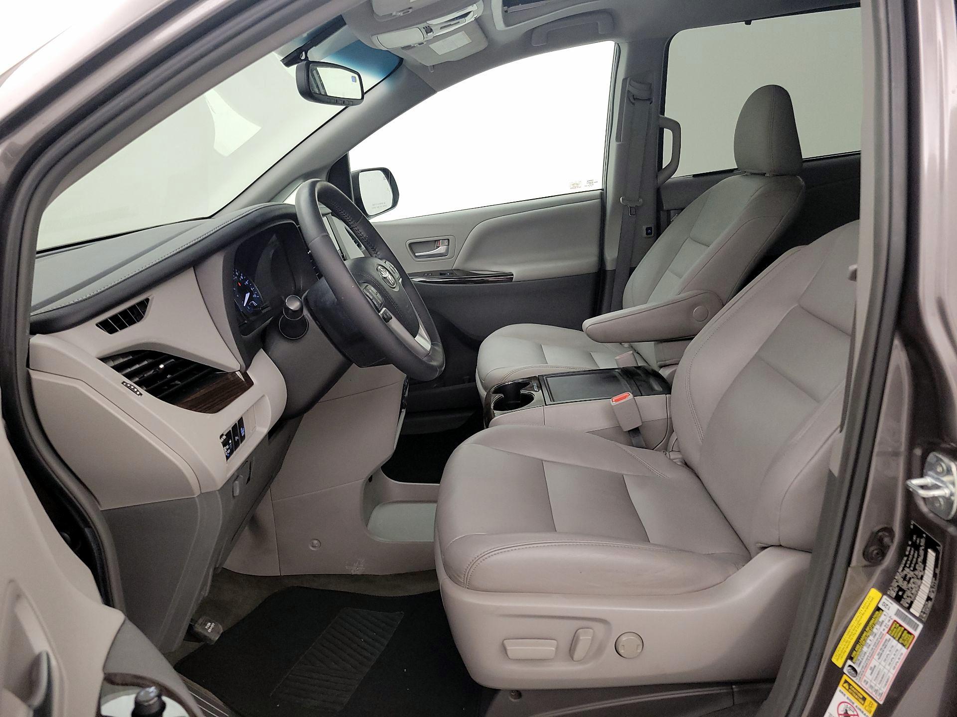 Thumbnail: 2017 Toyota Sienna - 11