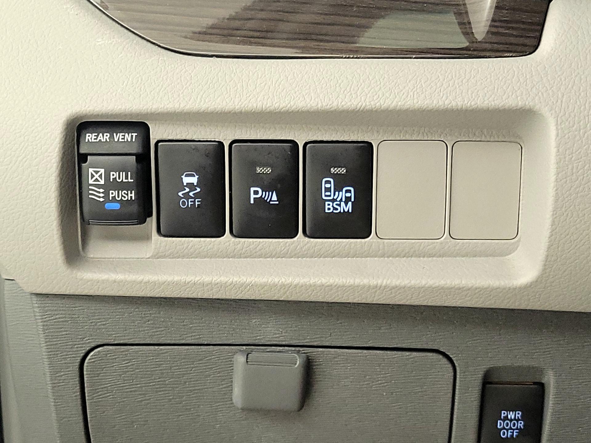 Thumbnail: 2017 Toyota Sienna - 13