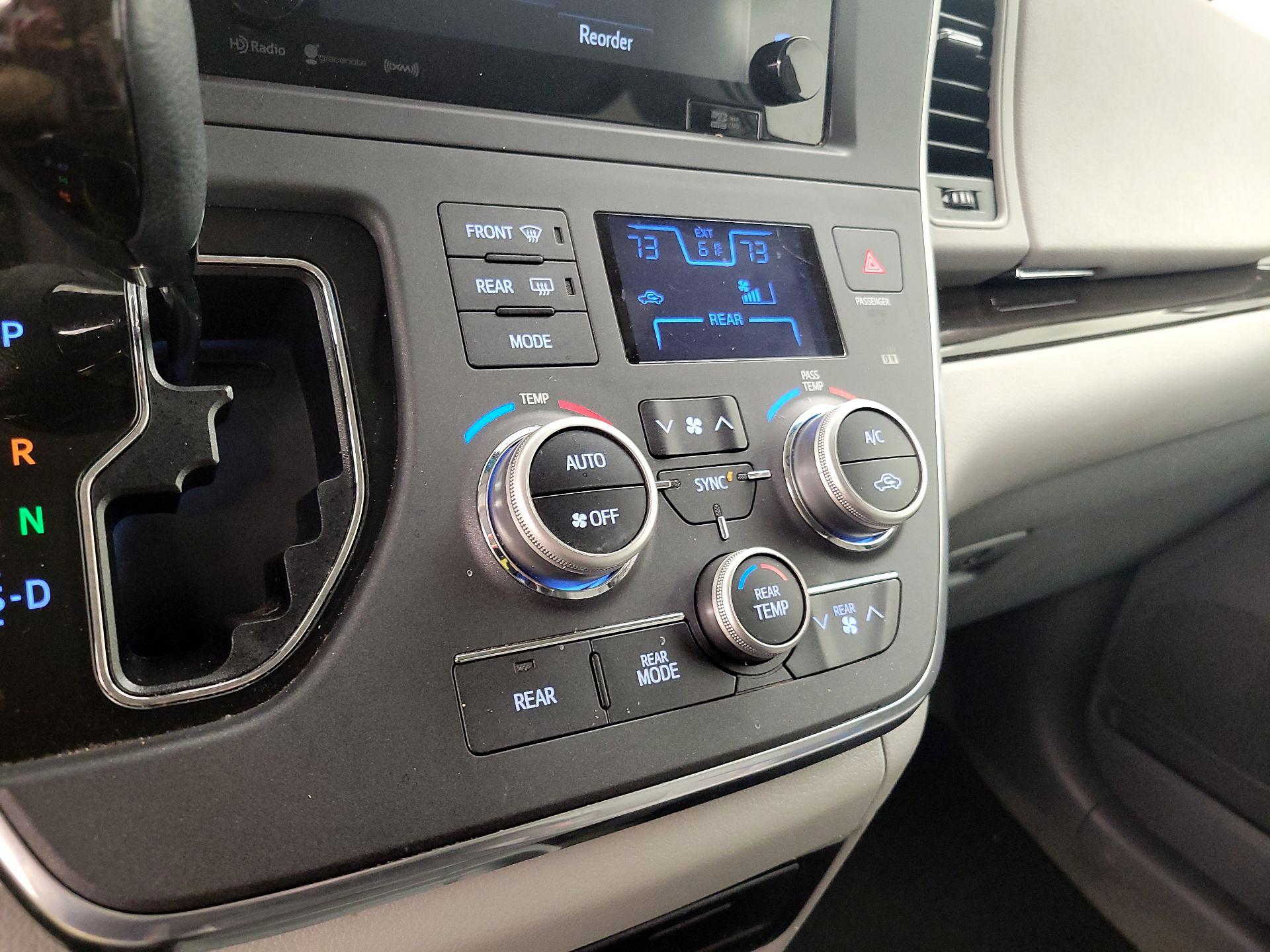 Thumbnail: 2017 Toyota Sienna - 16