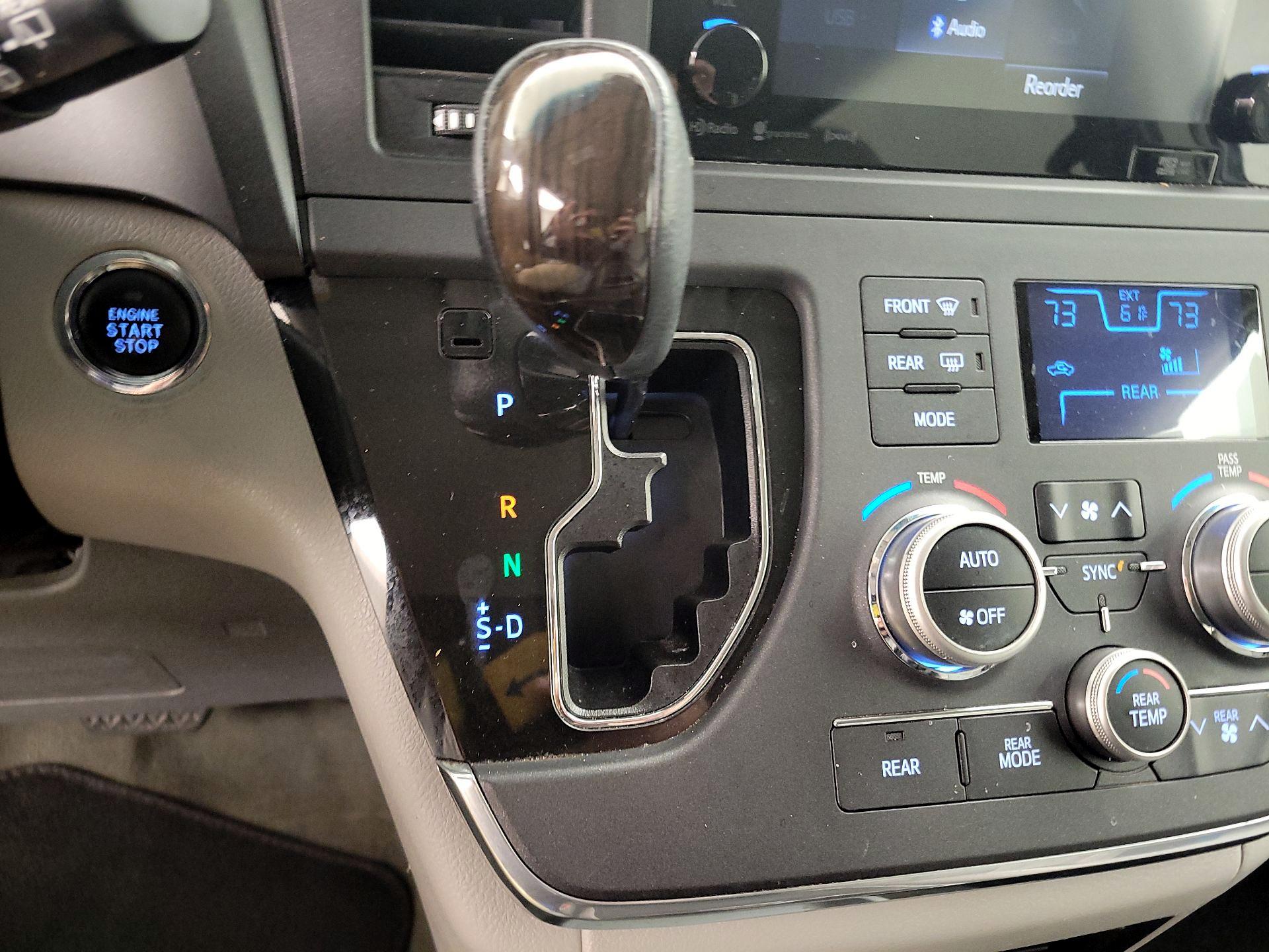 Thumbnail: 2017 Toyota Sienna - 17