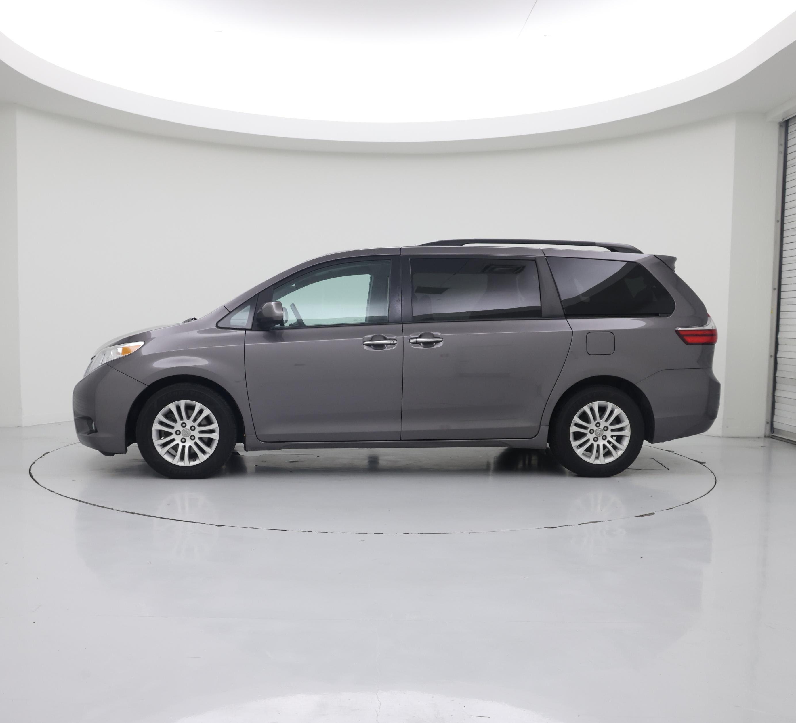 Thumbnail: 2017 Toyota Sienna - 3