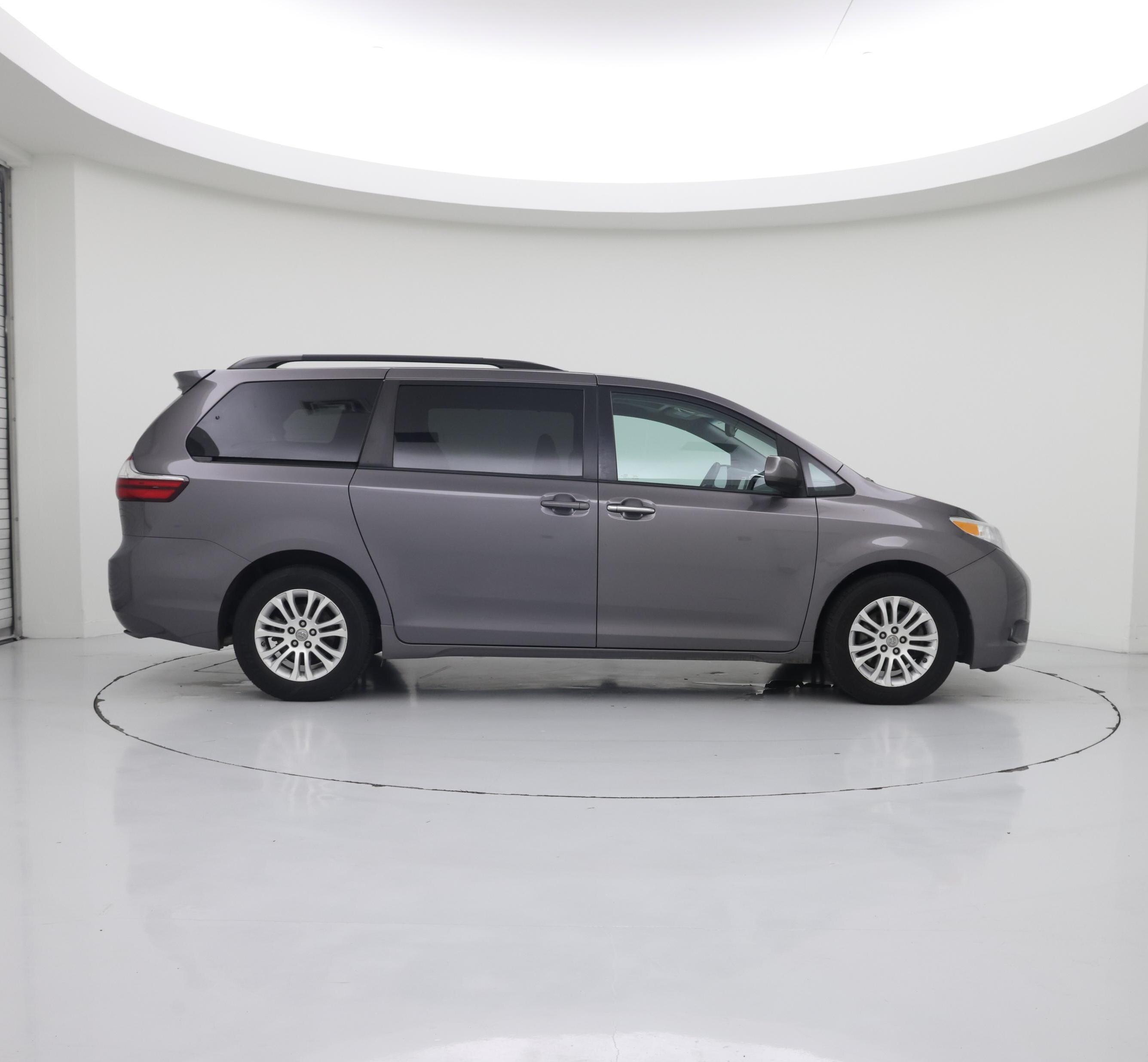 Thumbnail: 2017 Toyota Sienna - 7