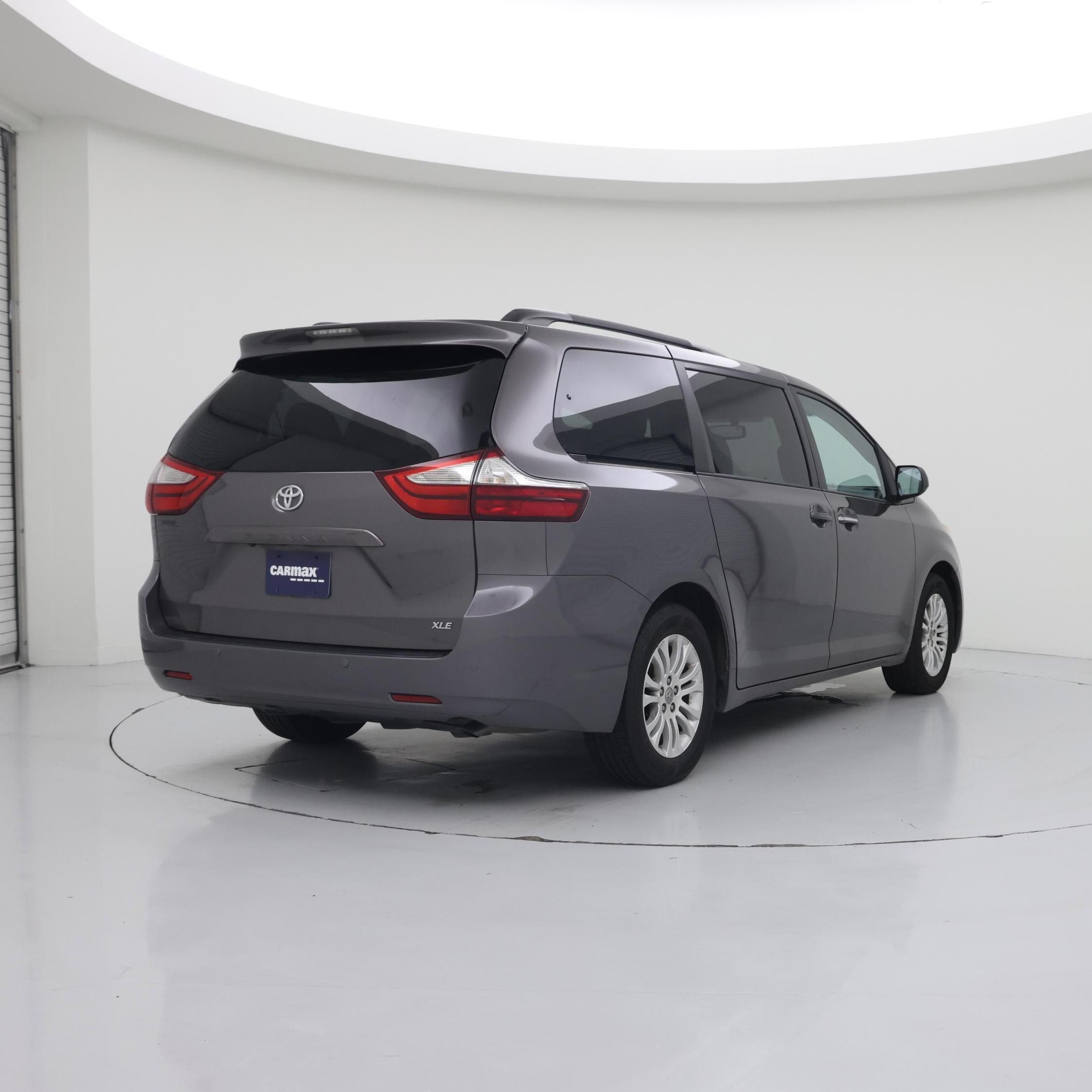Thumbnail: 2017 Toyota Sienna - 8