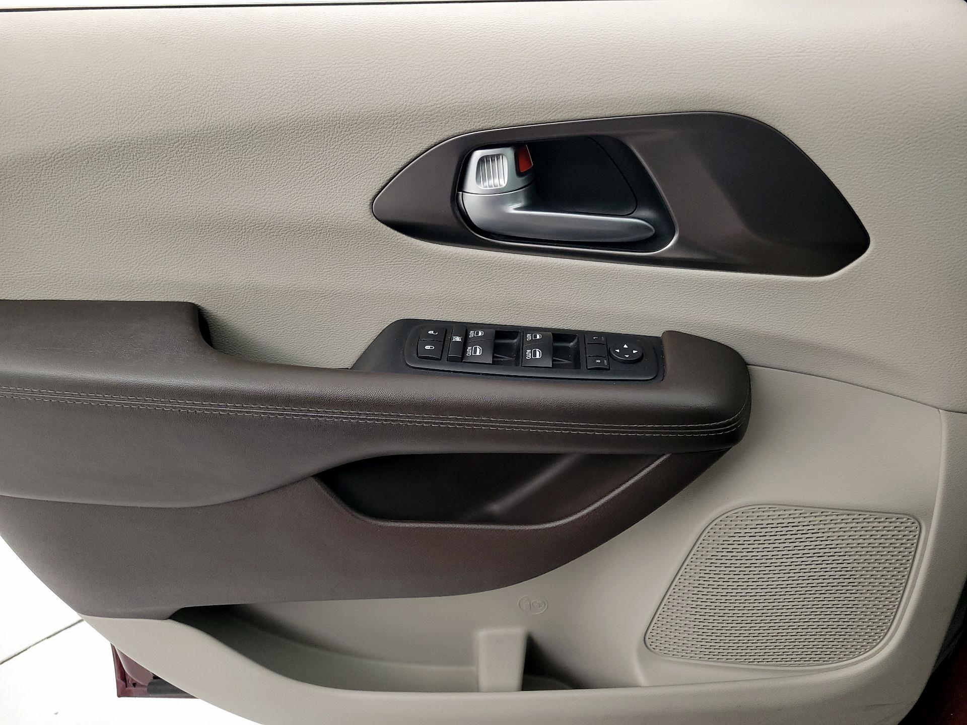 Thumbnail: 2017 Chrysler Pacifica - 12