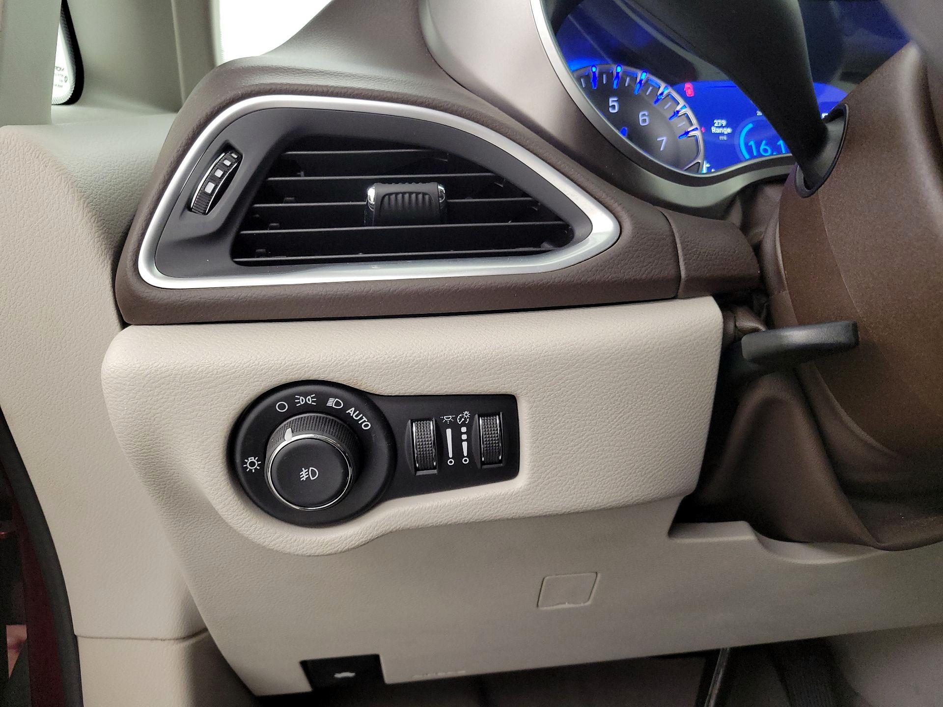 Thumbnail: 2017 Chrysler Pacifica - 13