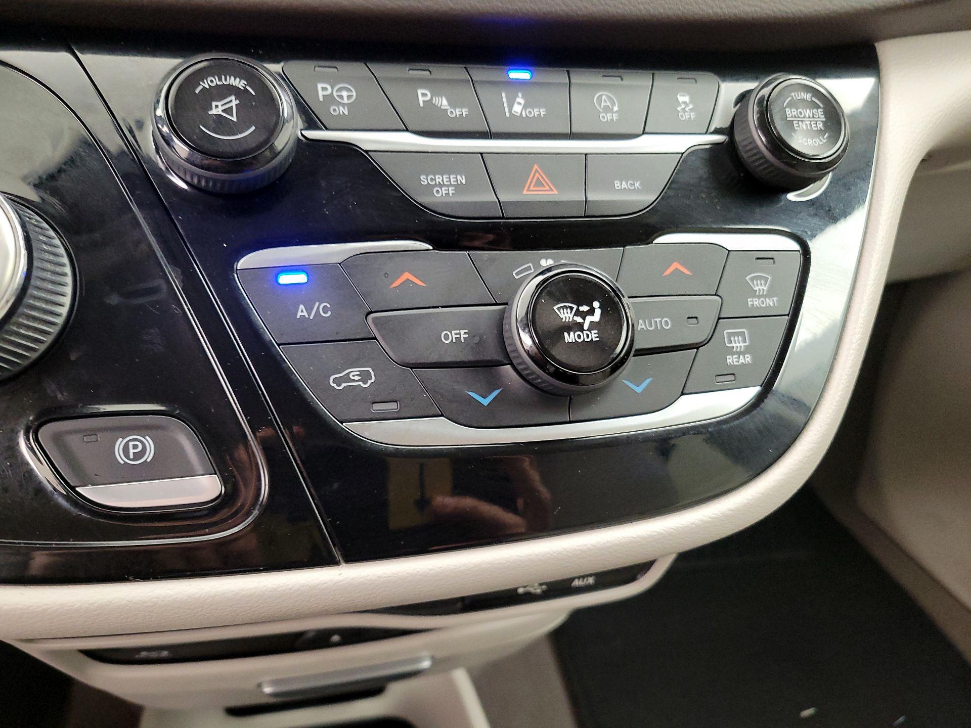 Thumbnail: 2017 Chrysler Pacifica - 17