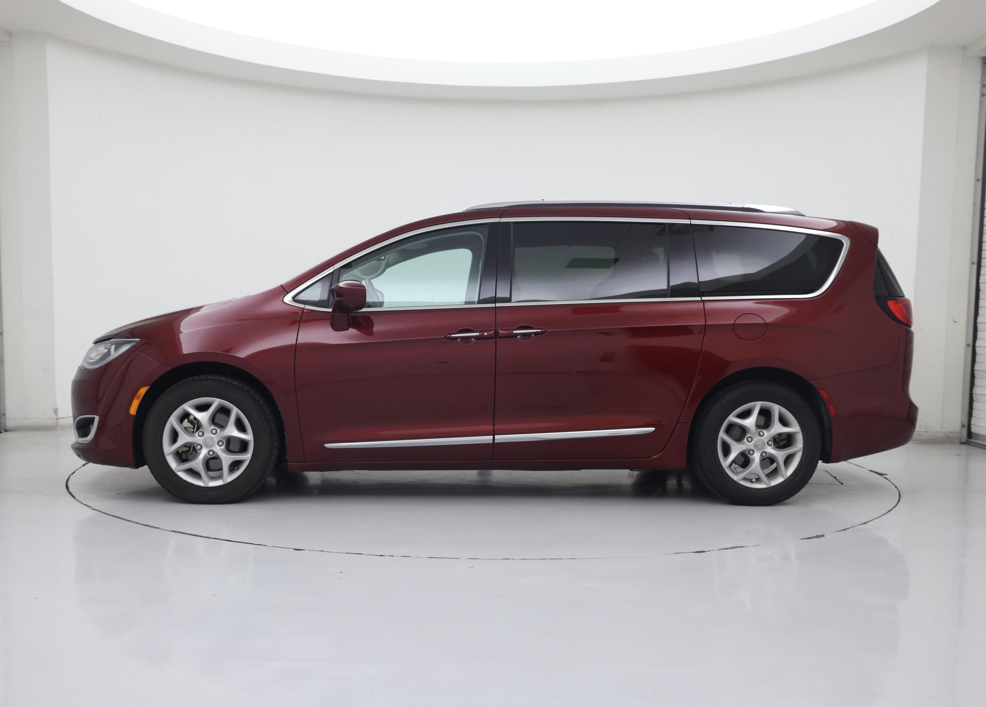 Thumbnail: 2017 Chrysler Pacifica - 3