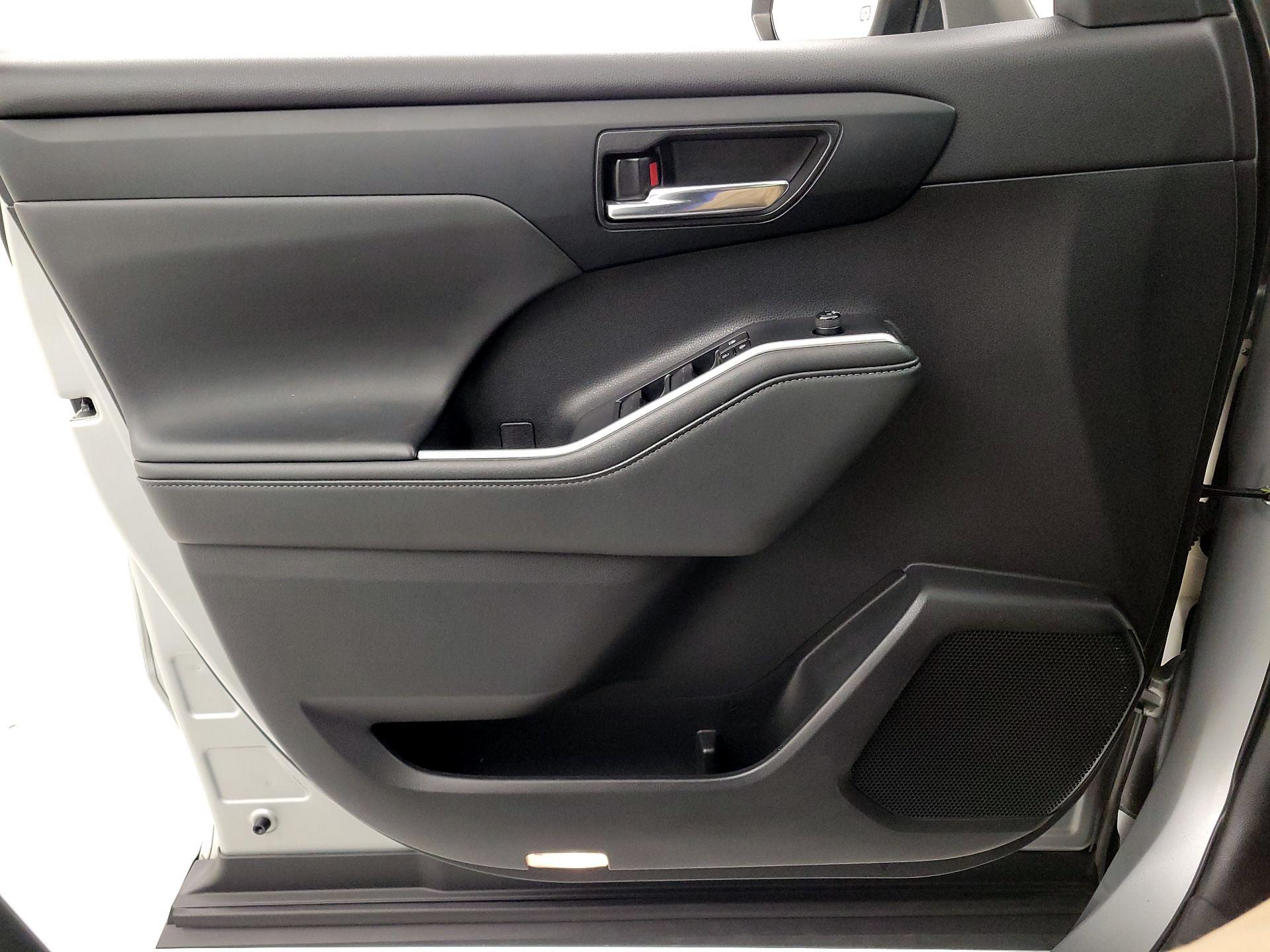 Thumbnail: 2022 Toyota Highlander - 12