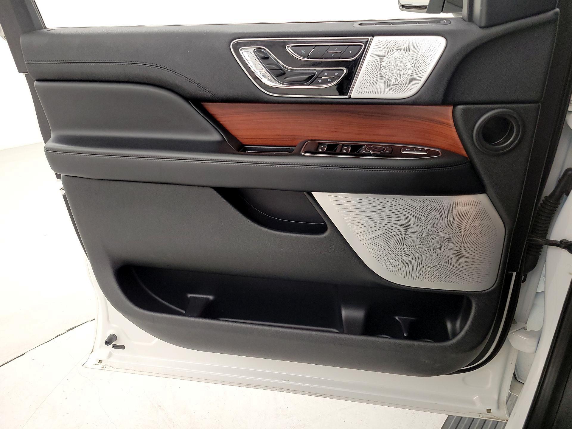 Thumbnail: 2020 Lincoln Navigator - 12