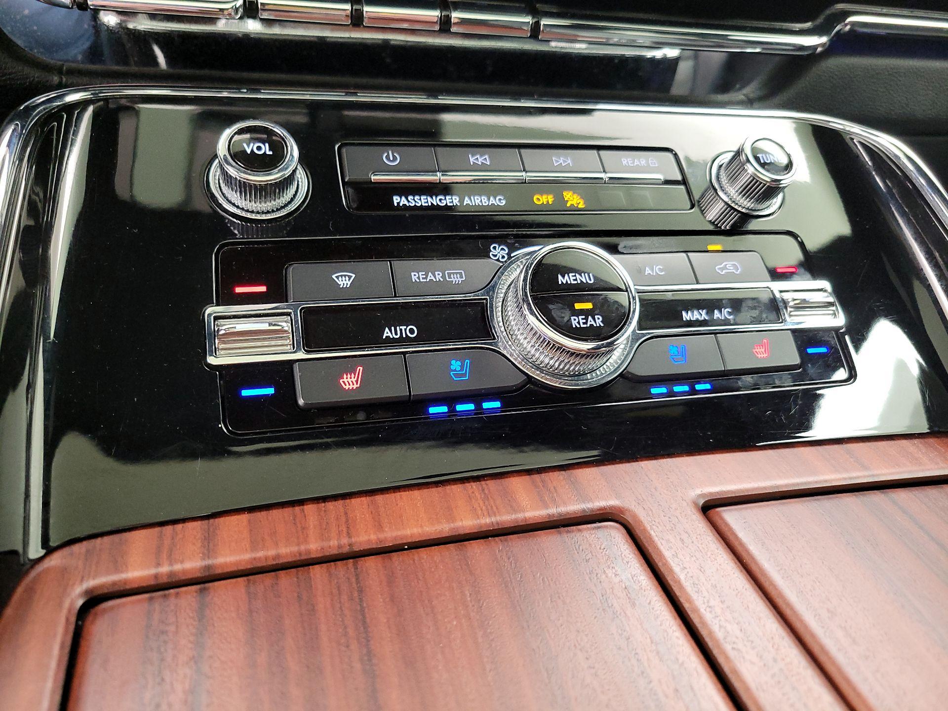 Thumbnail: 2020 Lincoln Navigator - 17