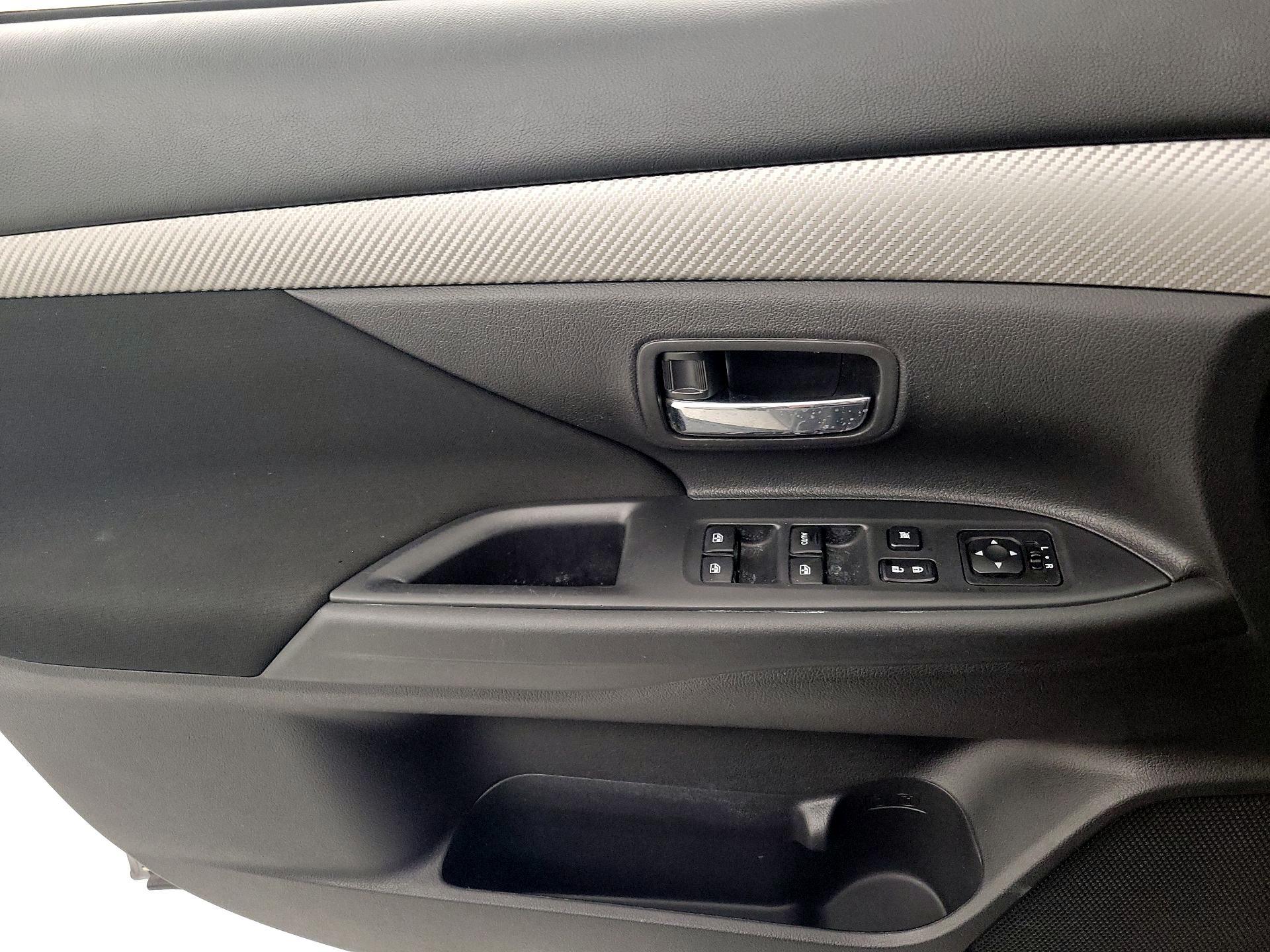 Thumbnail: 2018 Mitsubishi Outlander - 12