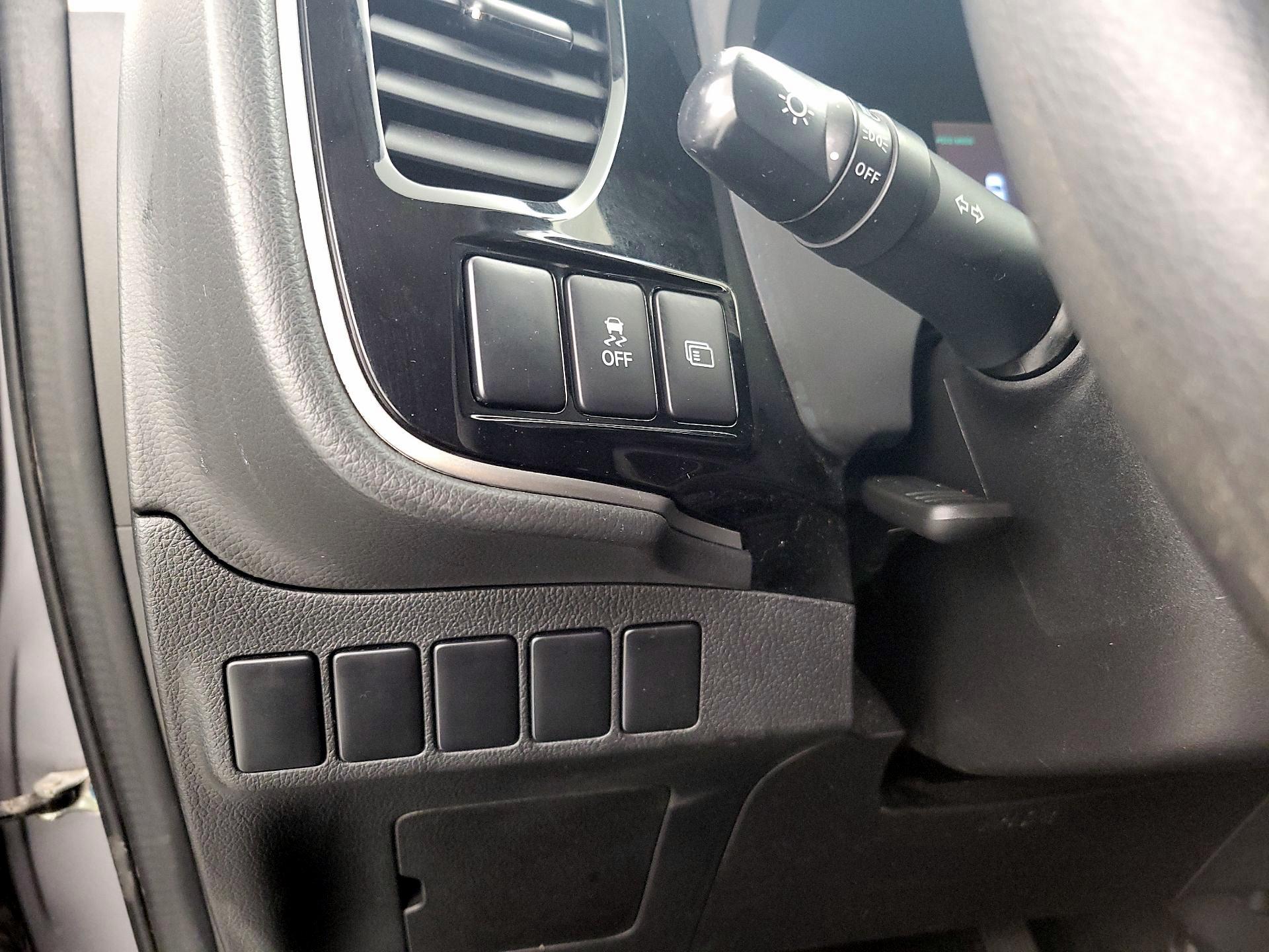 Thumbnail: 2018 Mitsubishi Outlander - 13