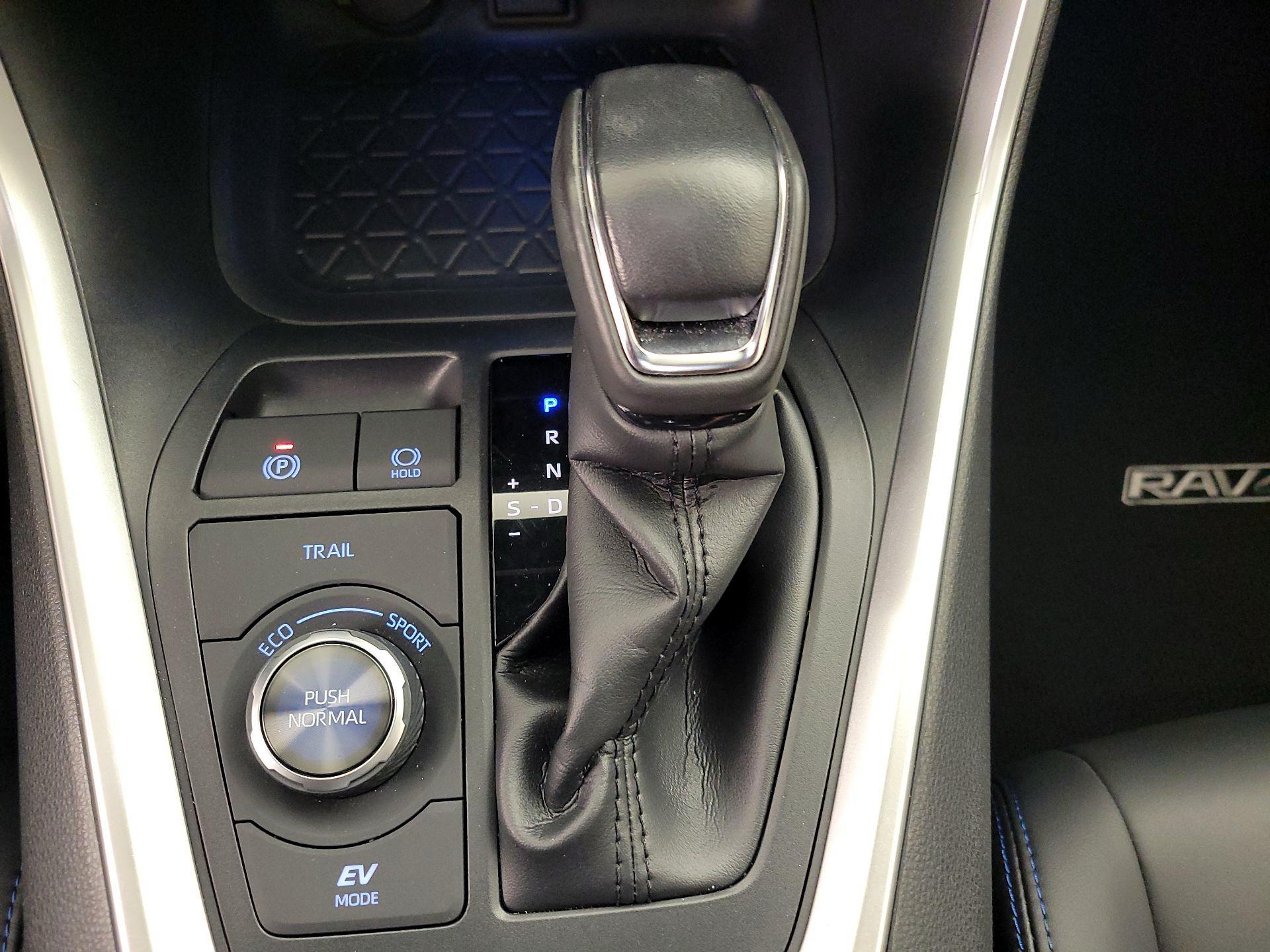 Thumbnail: 2022 Toyota RAV4 - 17