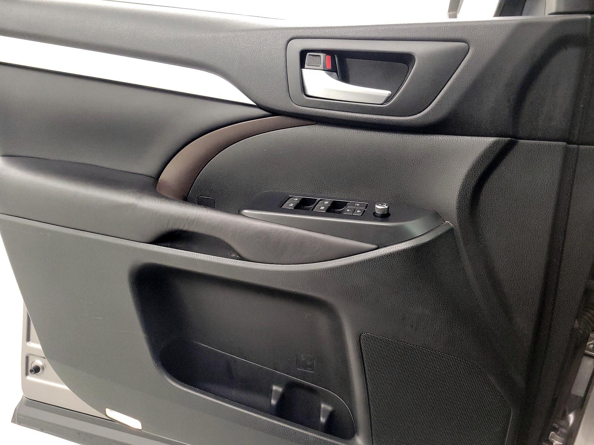 Thumbnail: 2016 Toyota Highlander - 12