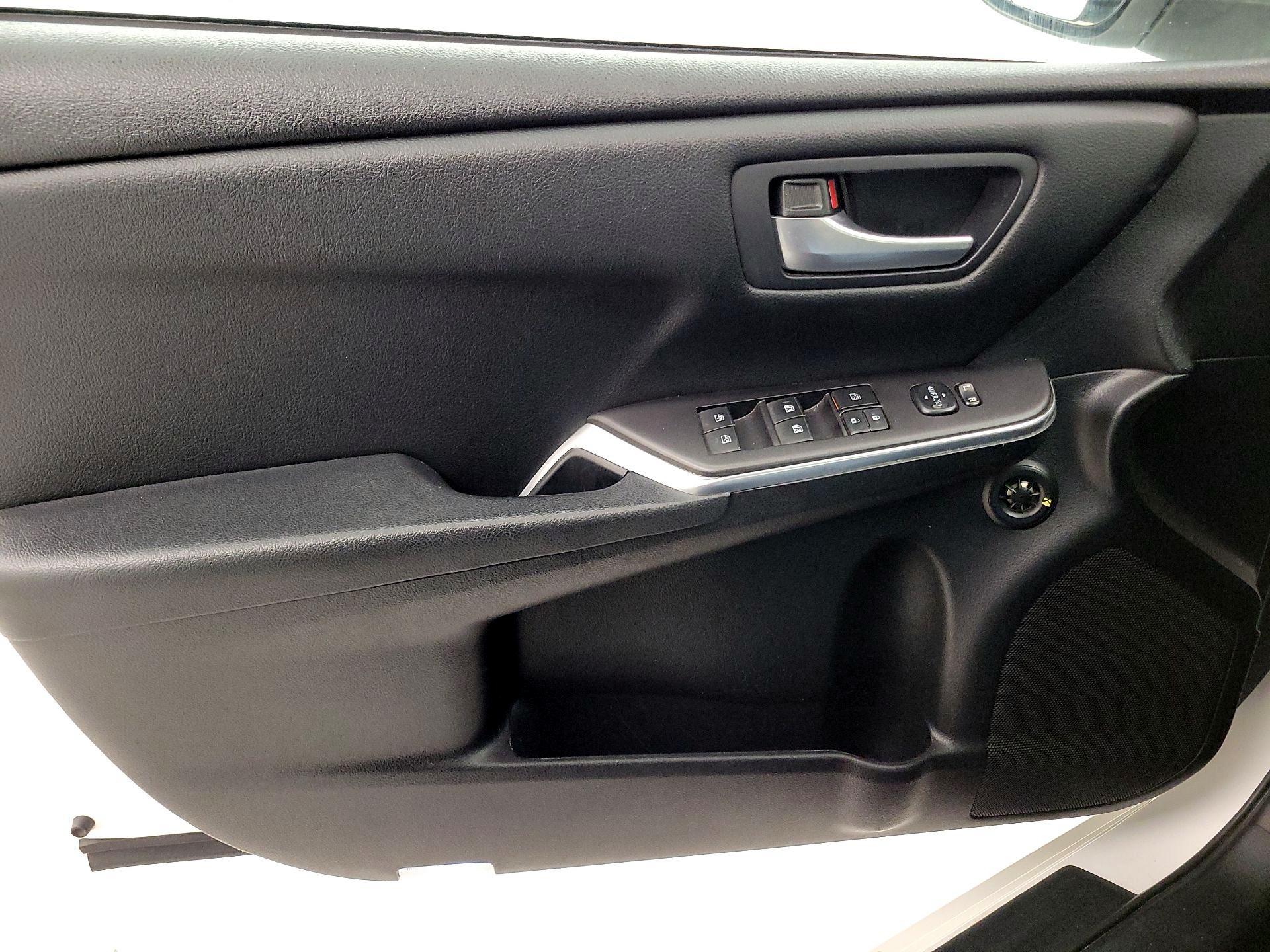 Thumbnail: 2016 Toyota Camry - 12