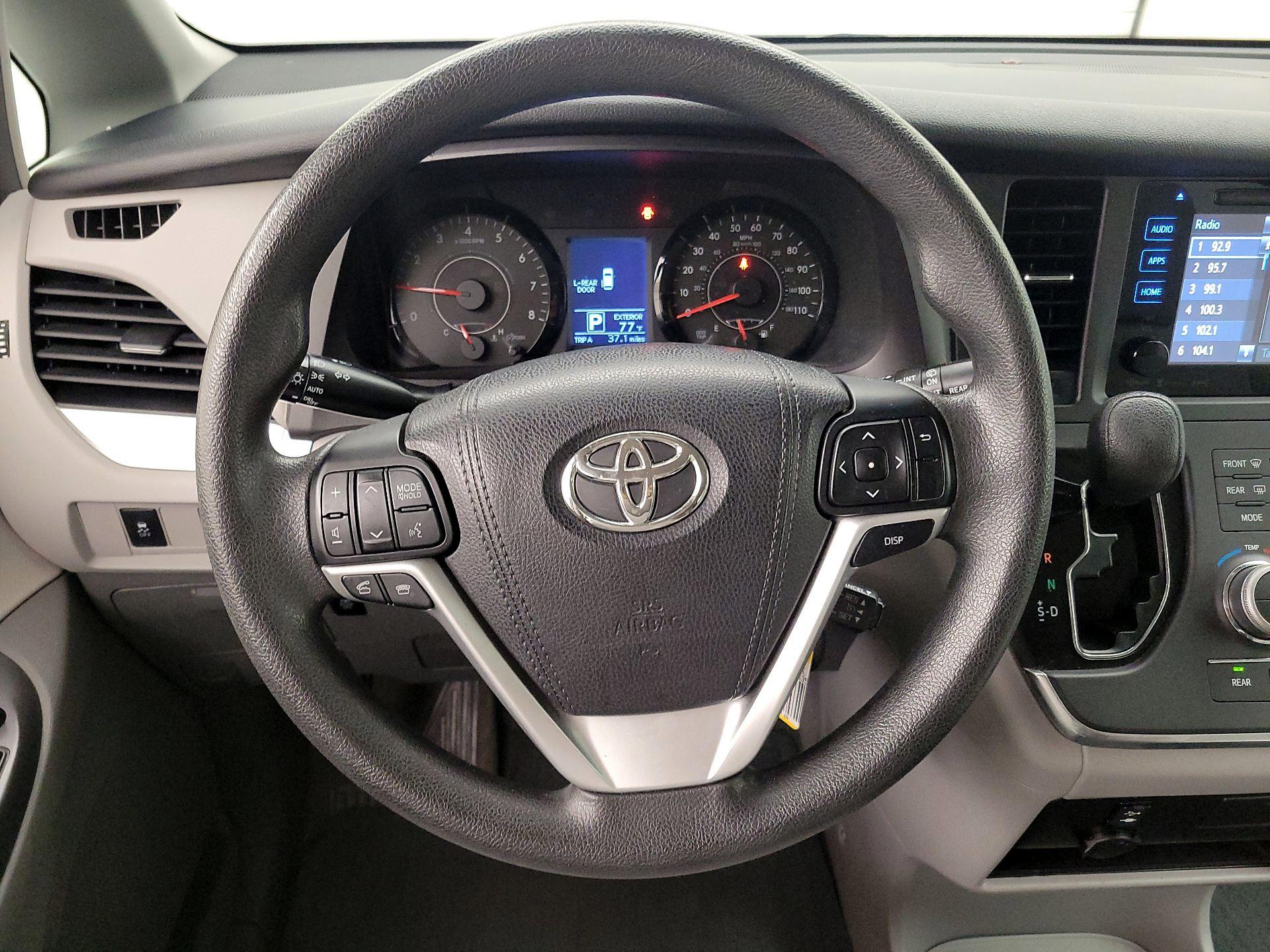 Thumbnail: 2017 Toyota Sienna - 10