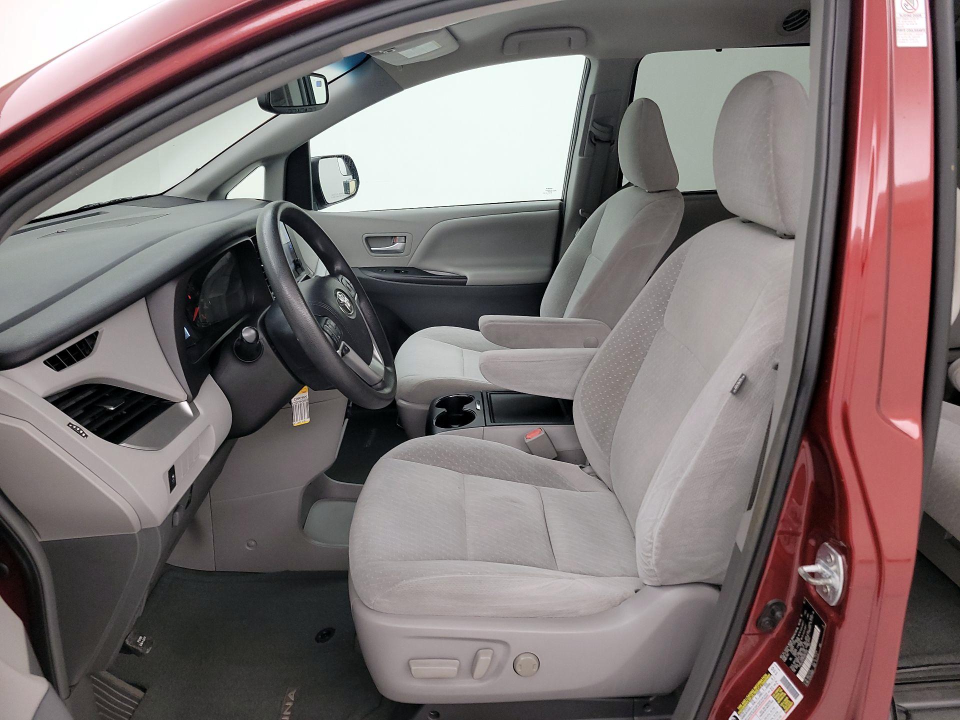 Thumbnail: 2017 Toyota Sienna - 11