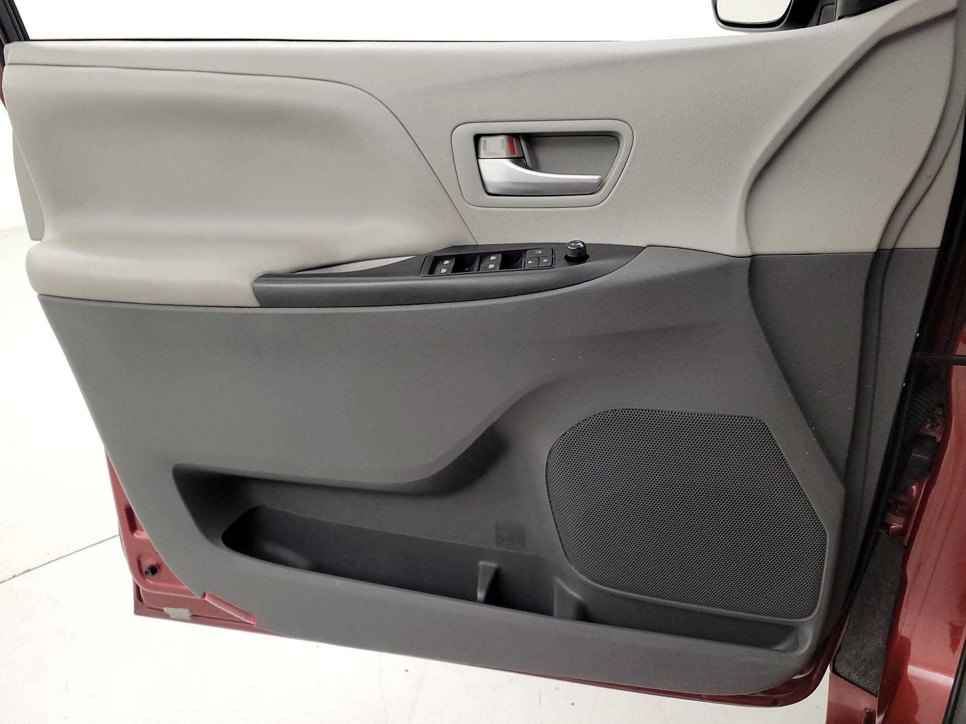 Thumbnail: 2017 Toyota Sienna - 12