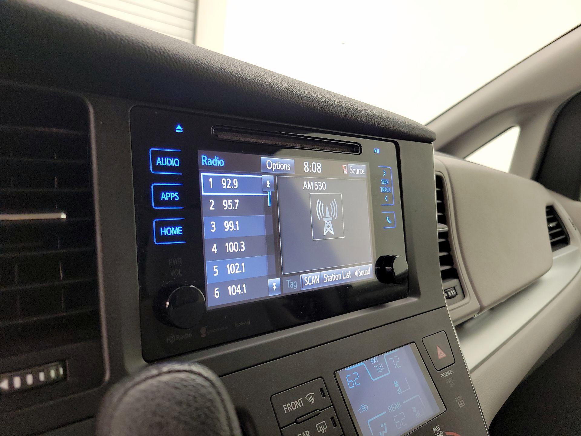 Thumbnail: 2017 Toyota Sienna - 15
