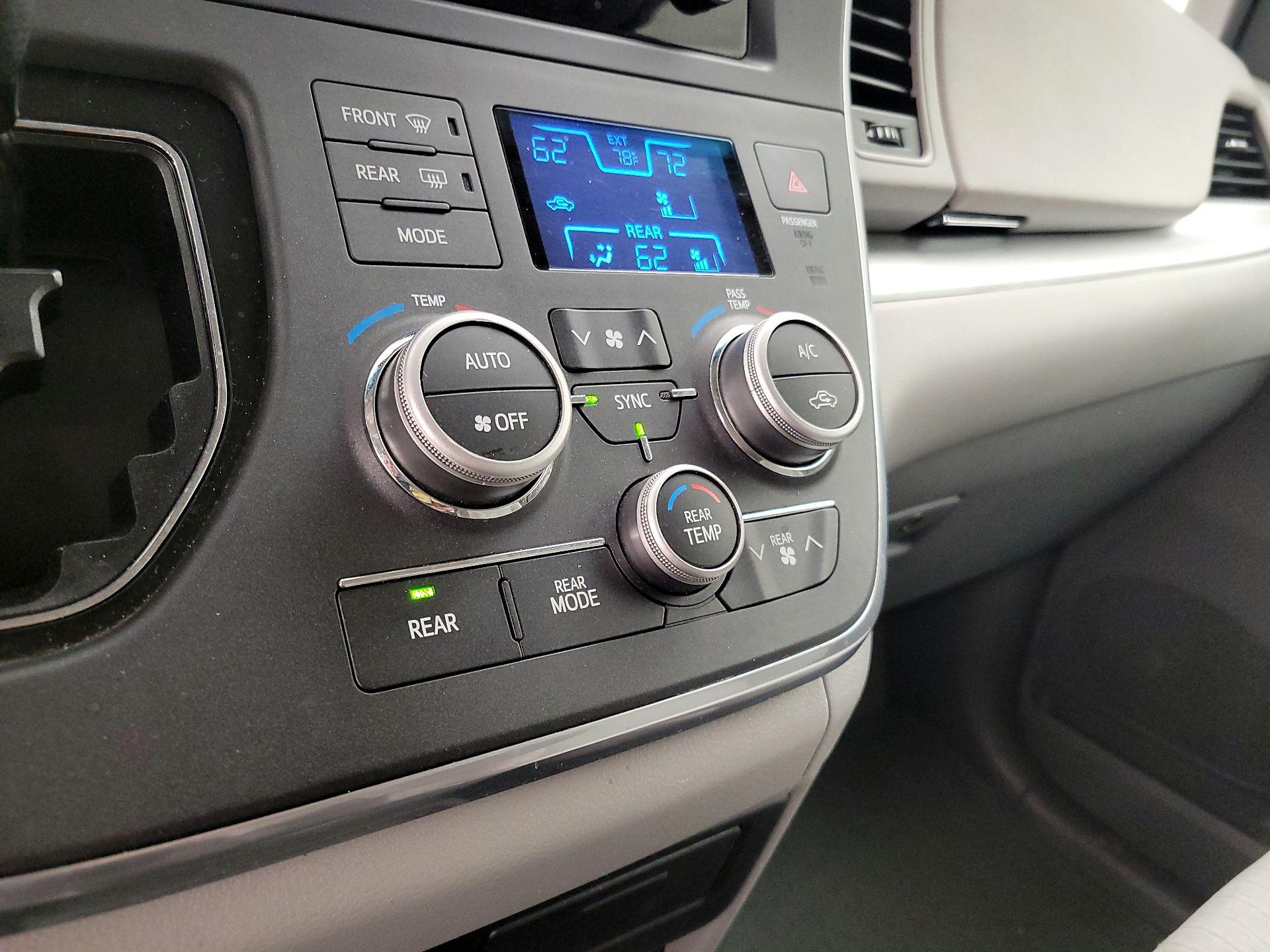 Thumbnail: 2017 Toyota Sienna - 16