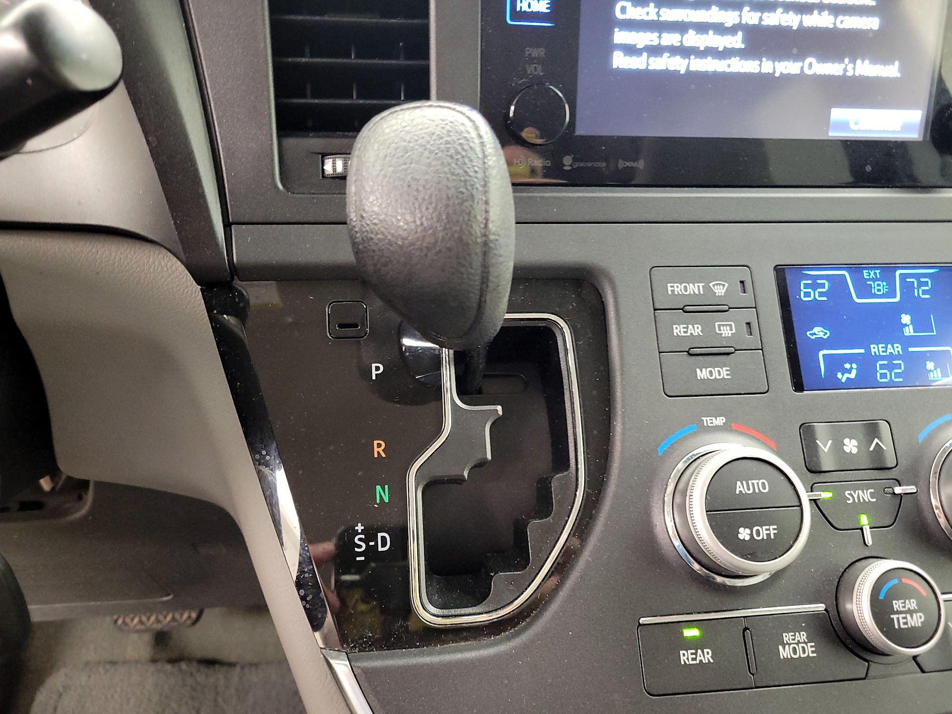 Thumbnail: 2017 Toyota Sienna - 17