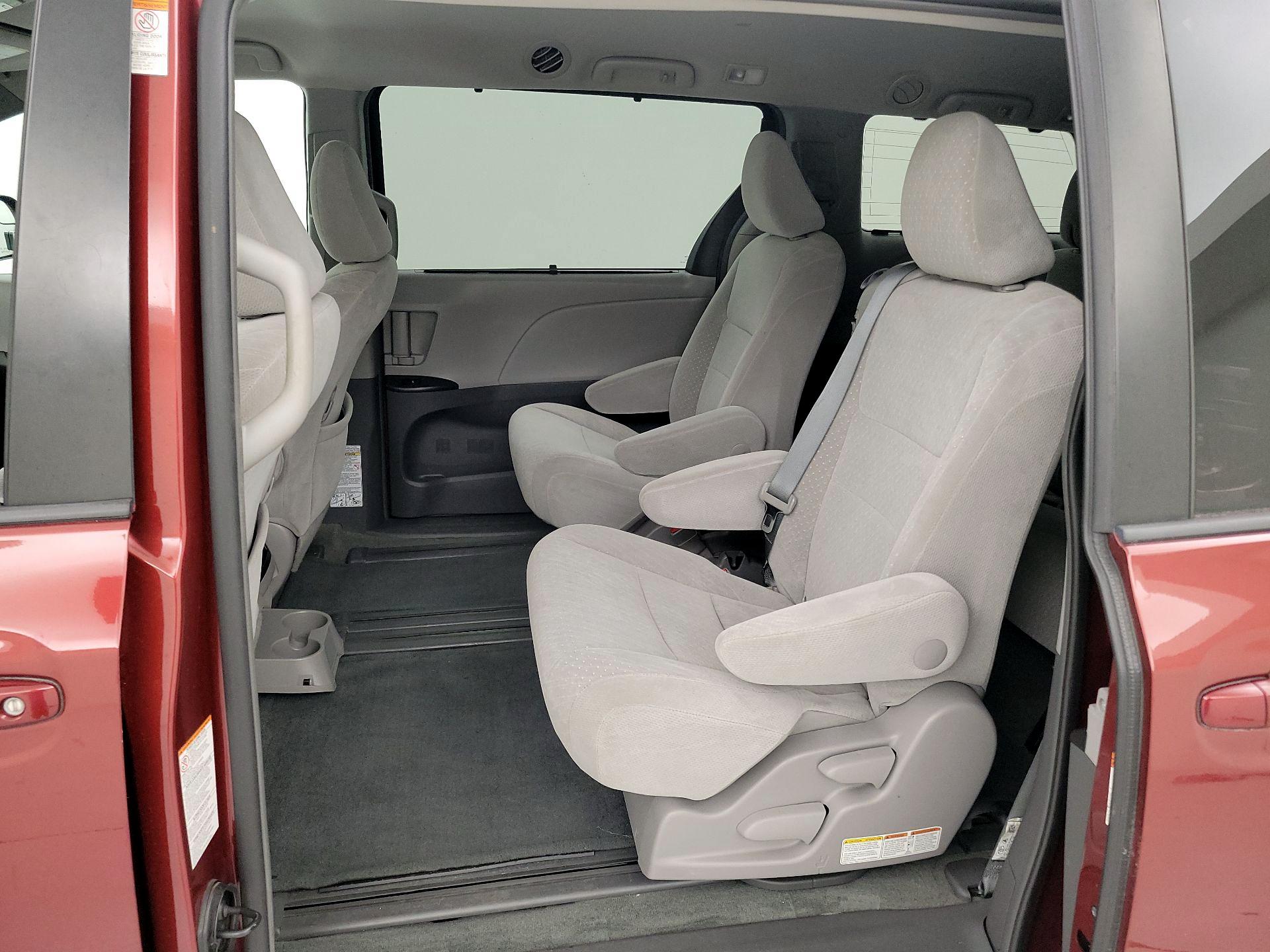 Thumbnail: 2017 Toyota Sienna - 19