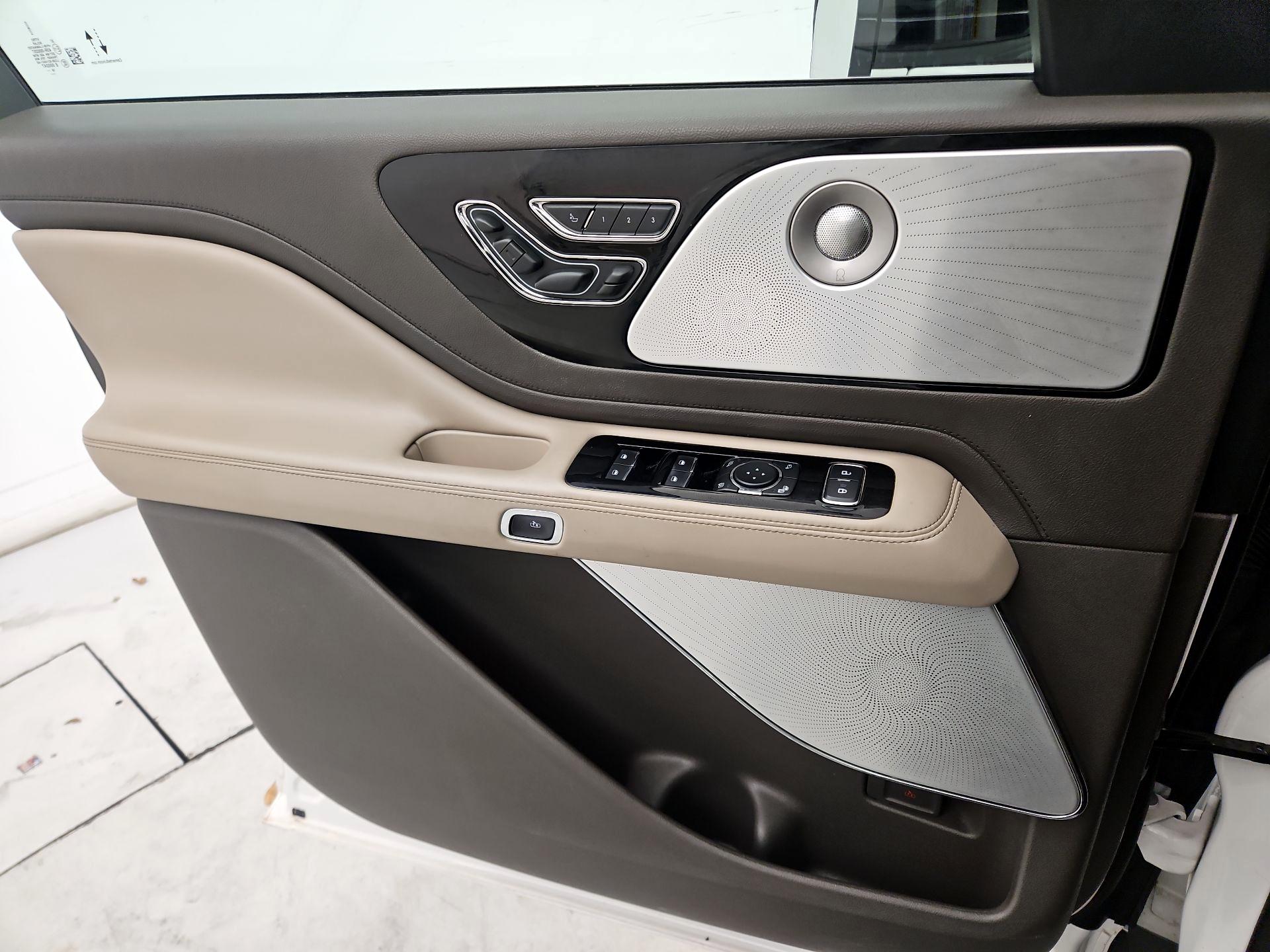 Thumbnail: 2020 Lincoln Aviator - 12