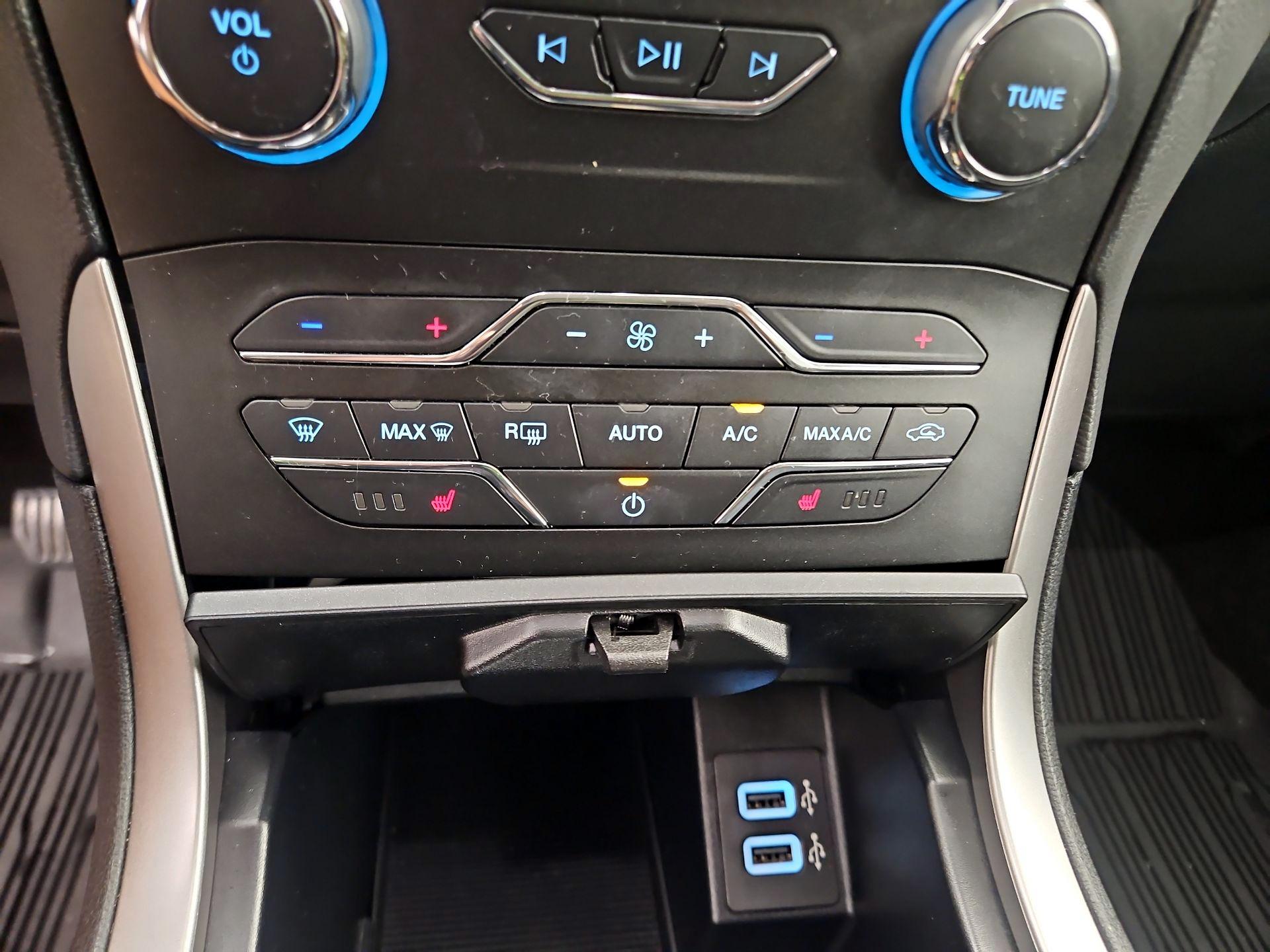 Thumbnail: 2020 Ford Edge - 16