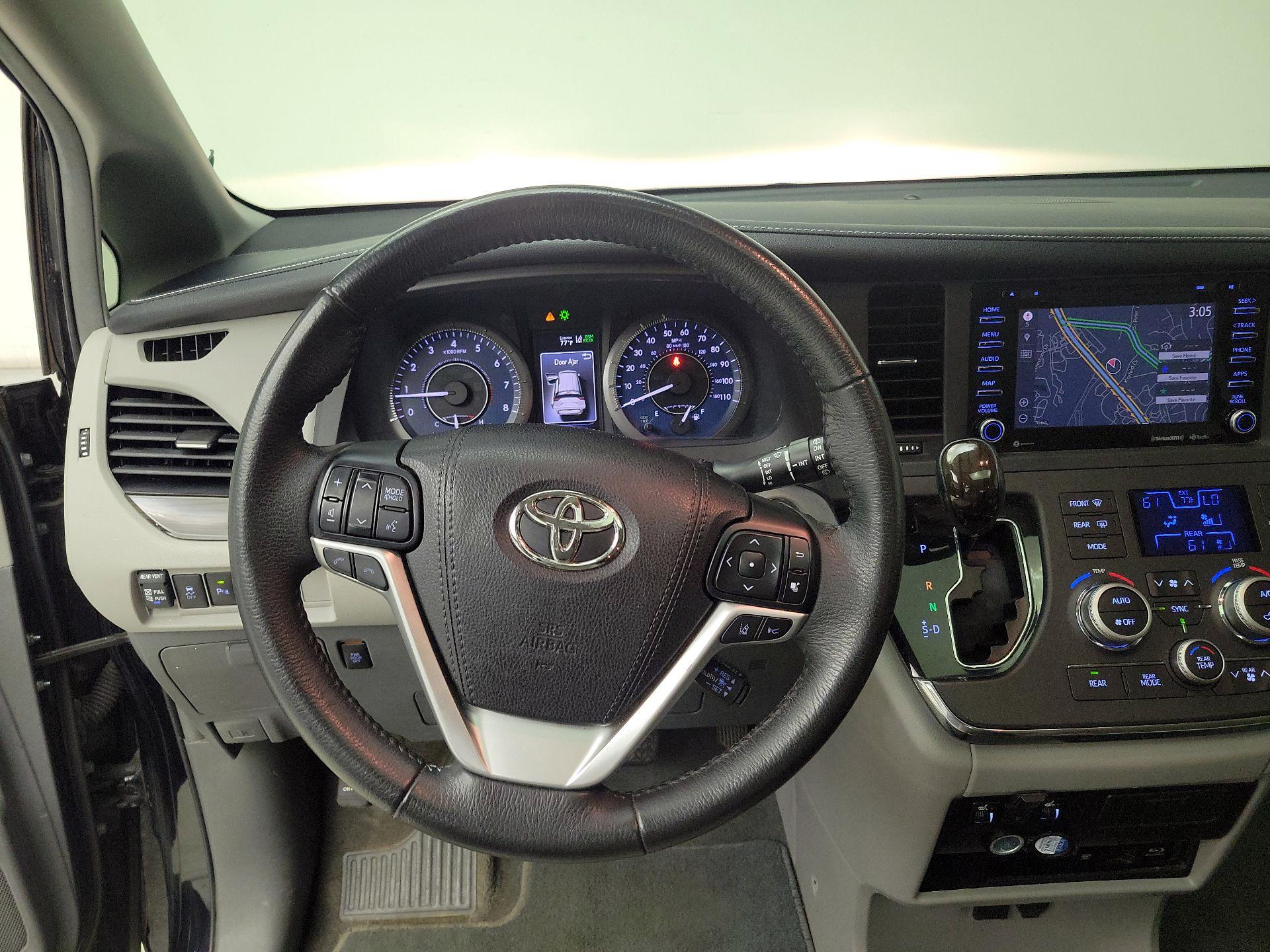 Thumbnail: 2018 Toyota Sienna - 10
