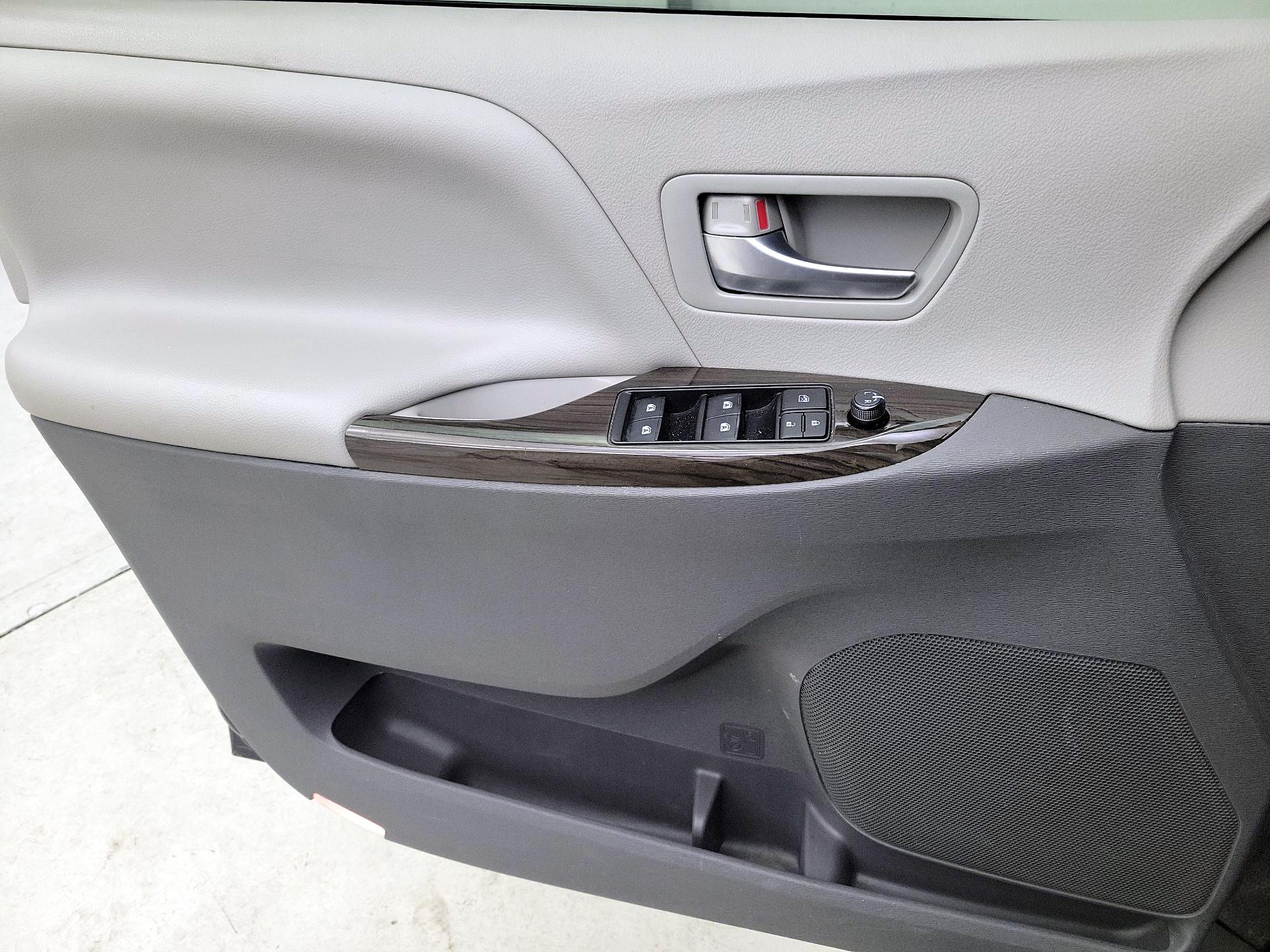 Thumbnail: 2018 Toyota Sienna - 12