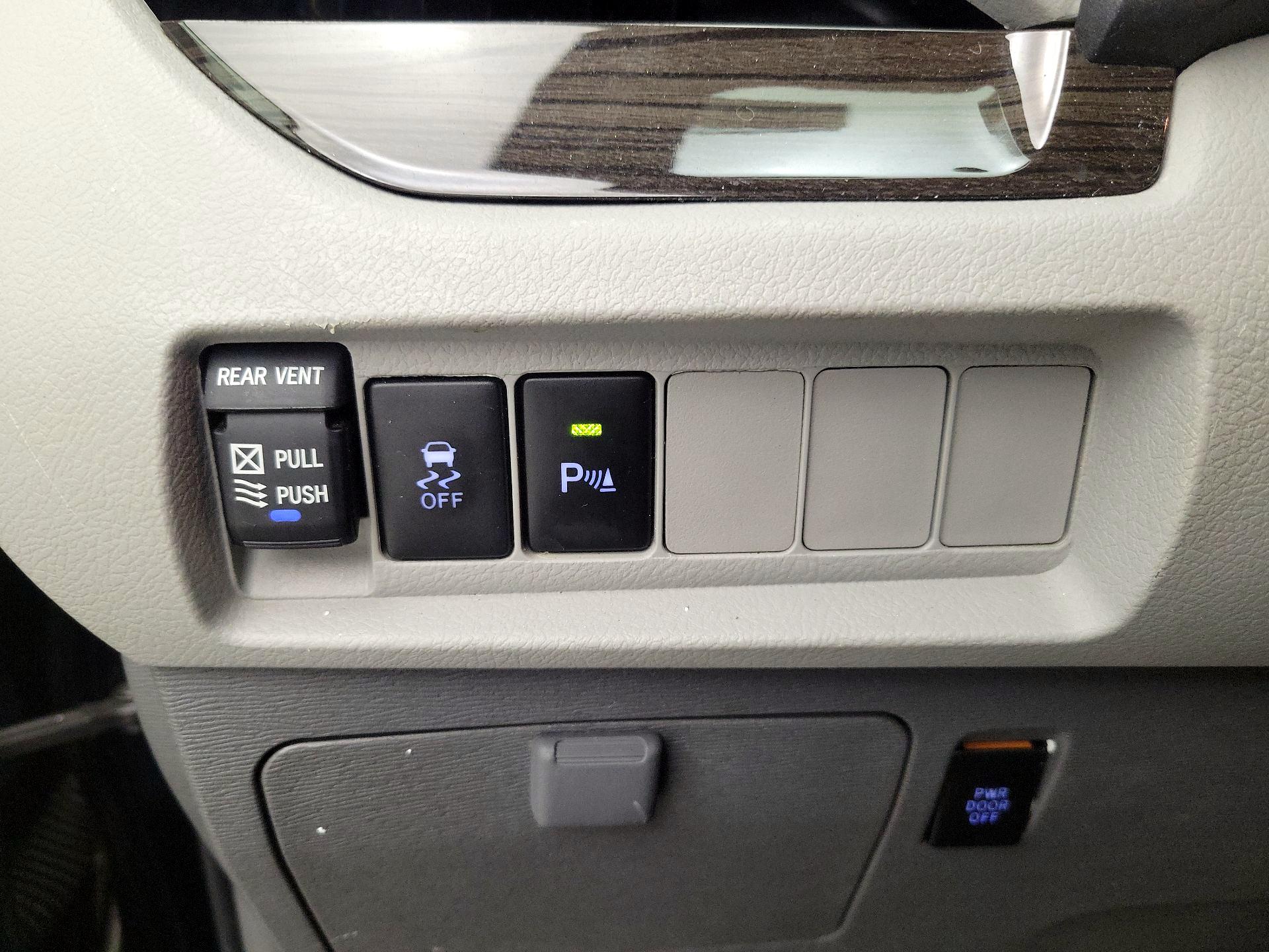 Thumbnail: 2018 Toyota Sienna - 13