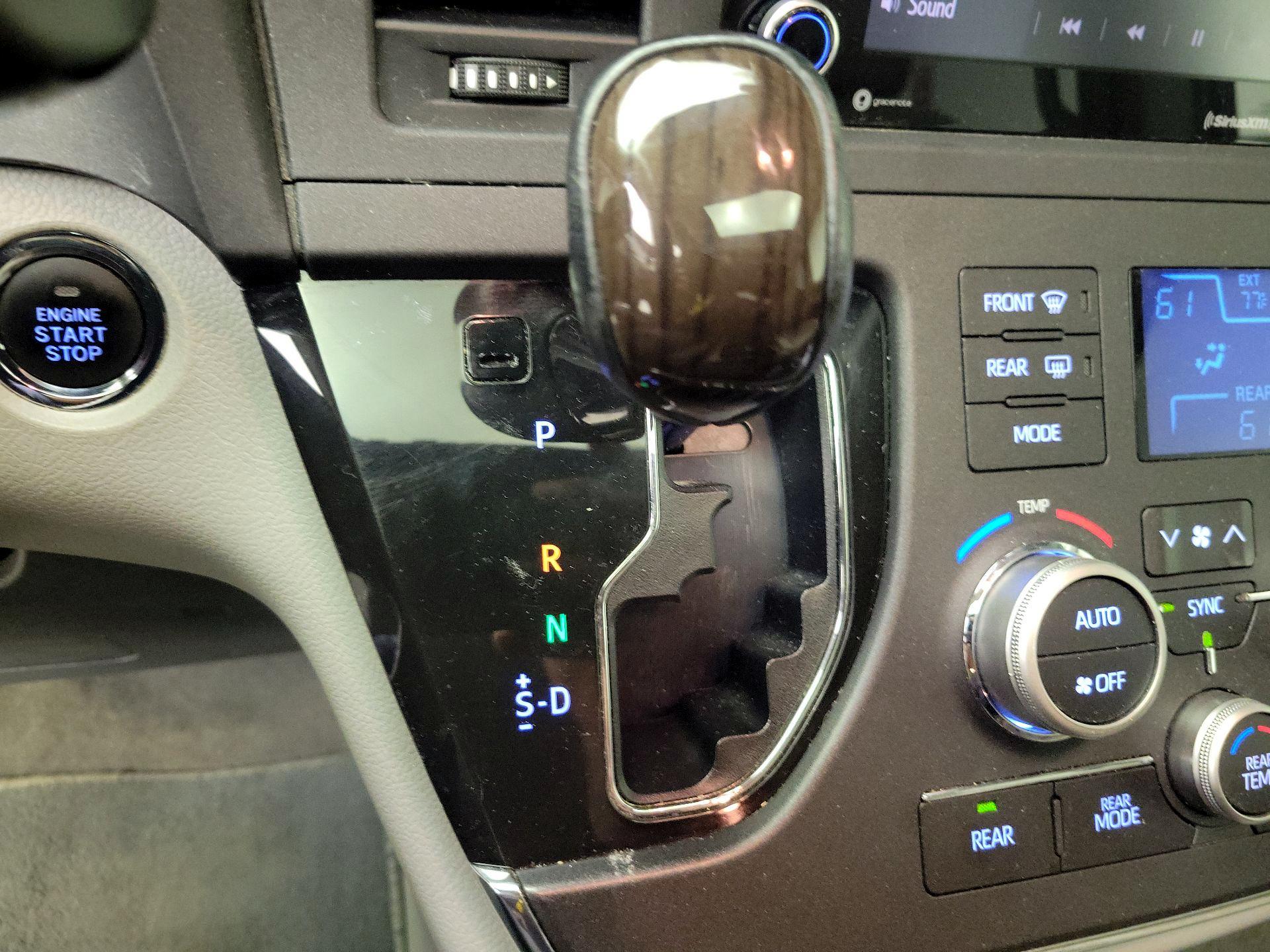Thumbnail: 2018 Toyota Sienna - 18