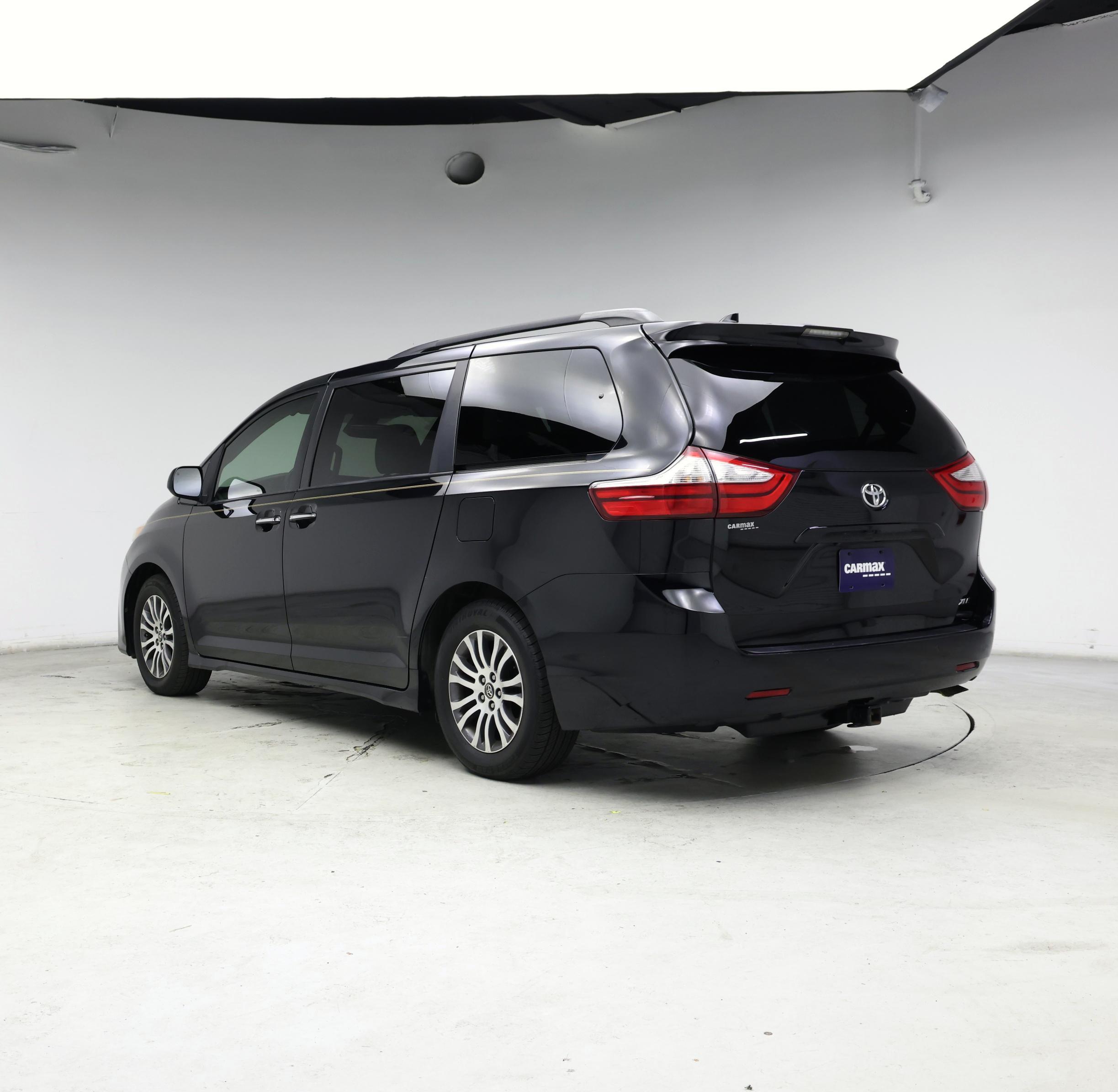 Thumbnail: 2018 Toyota Sienna - 2