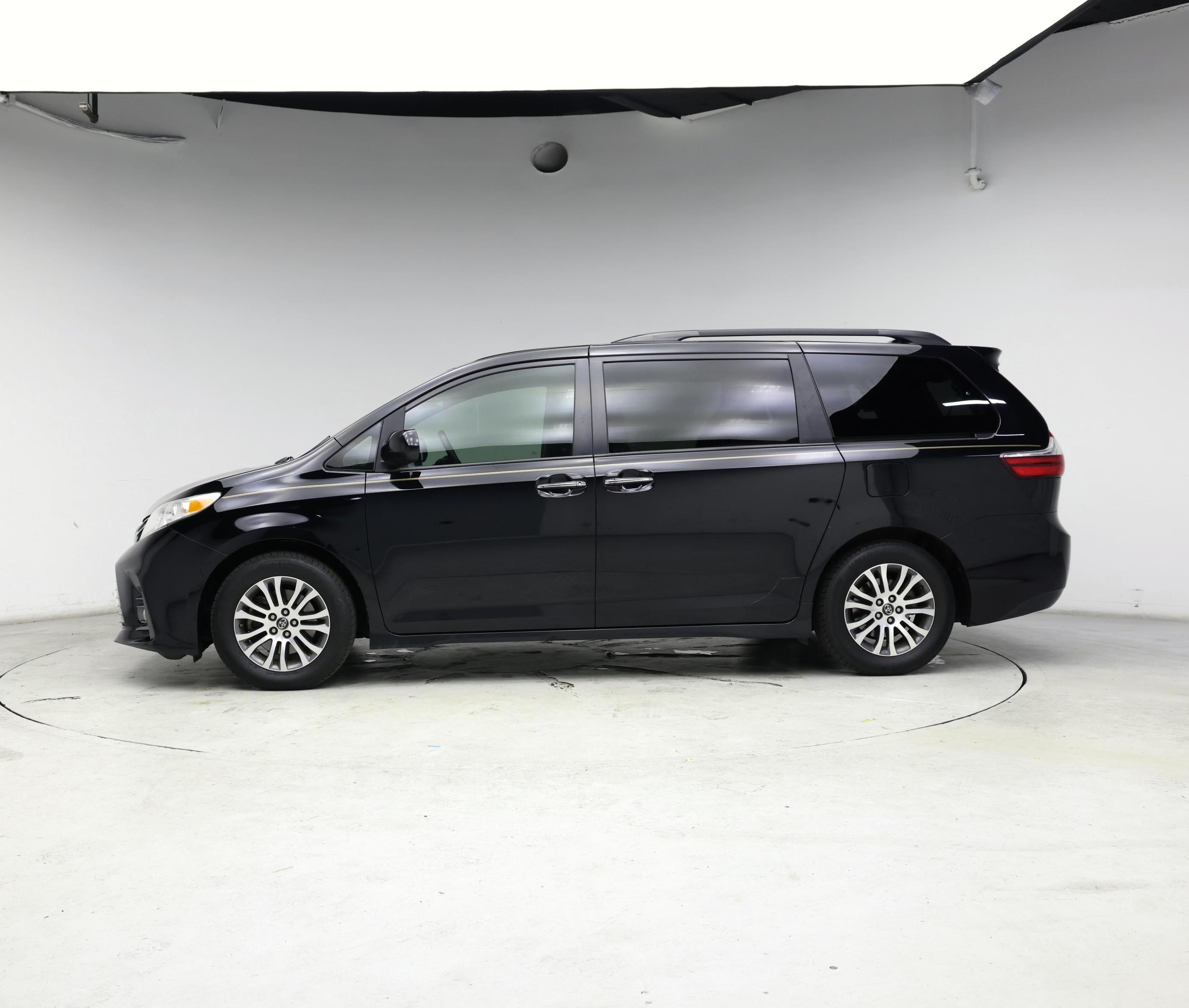 Thumbnail: 2018 Toyota Sienna - 3