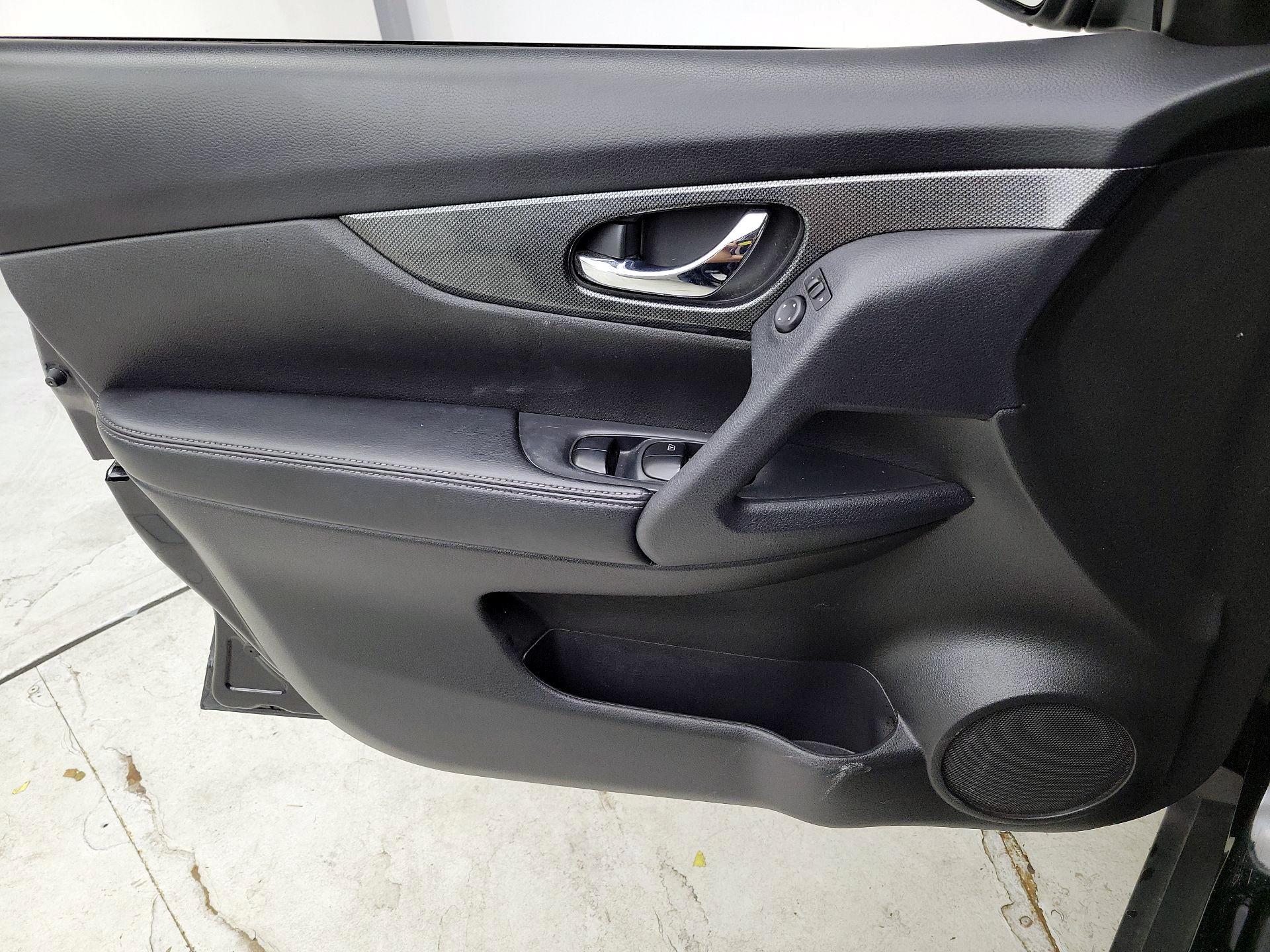 Thumbnail: 2015 Nissan Rogue - 12