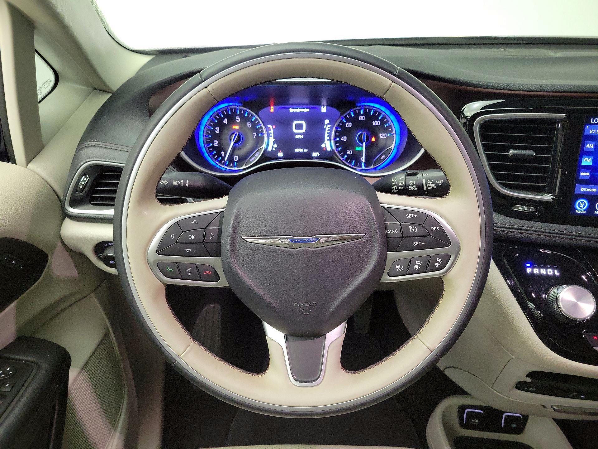 Thumbnail: 2017 Chrysler Pacifica - 10