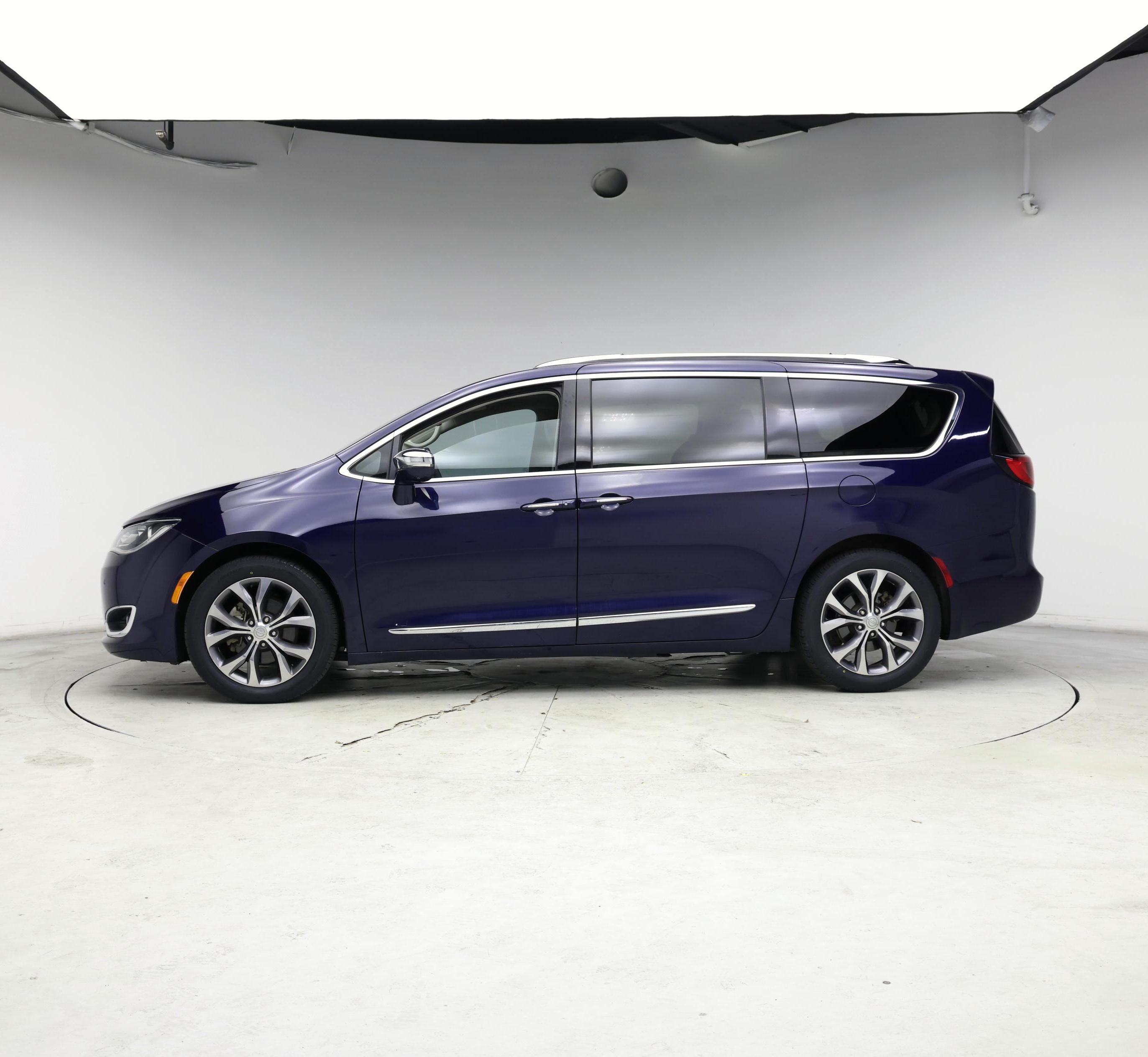 Thumbnail: 2017 Chrysler Pacifica - 3