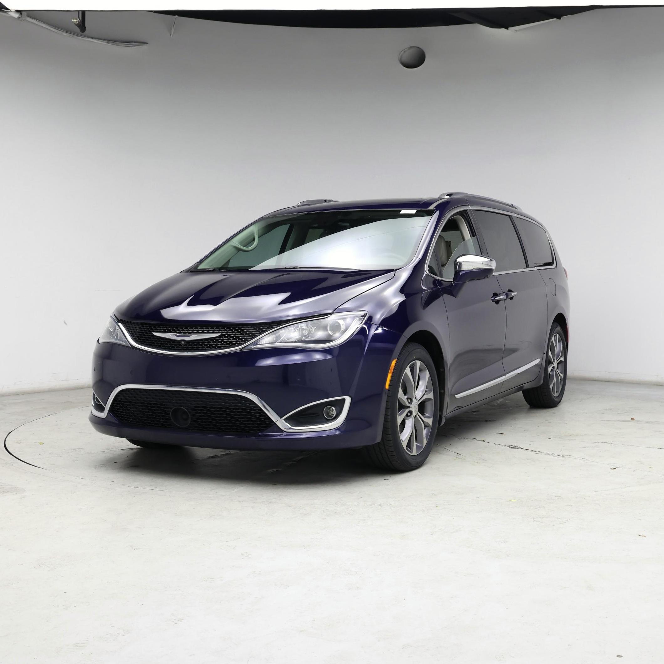 Thumbnail: 2017 Chrysler Pacifica - 4