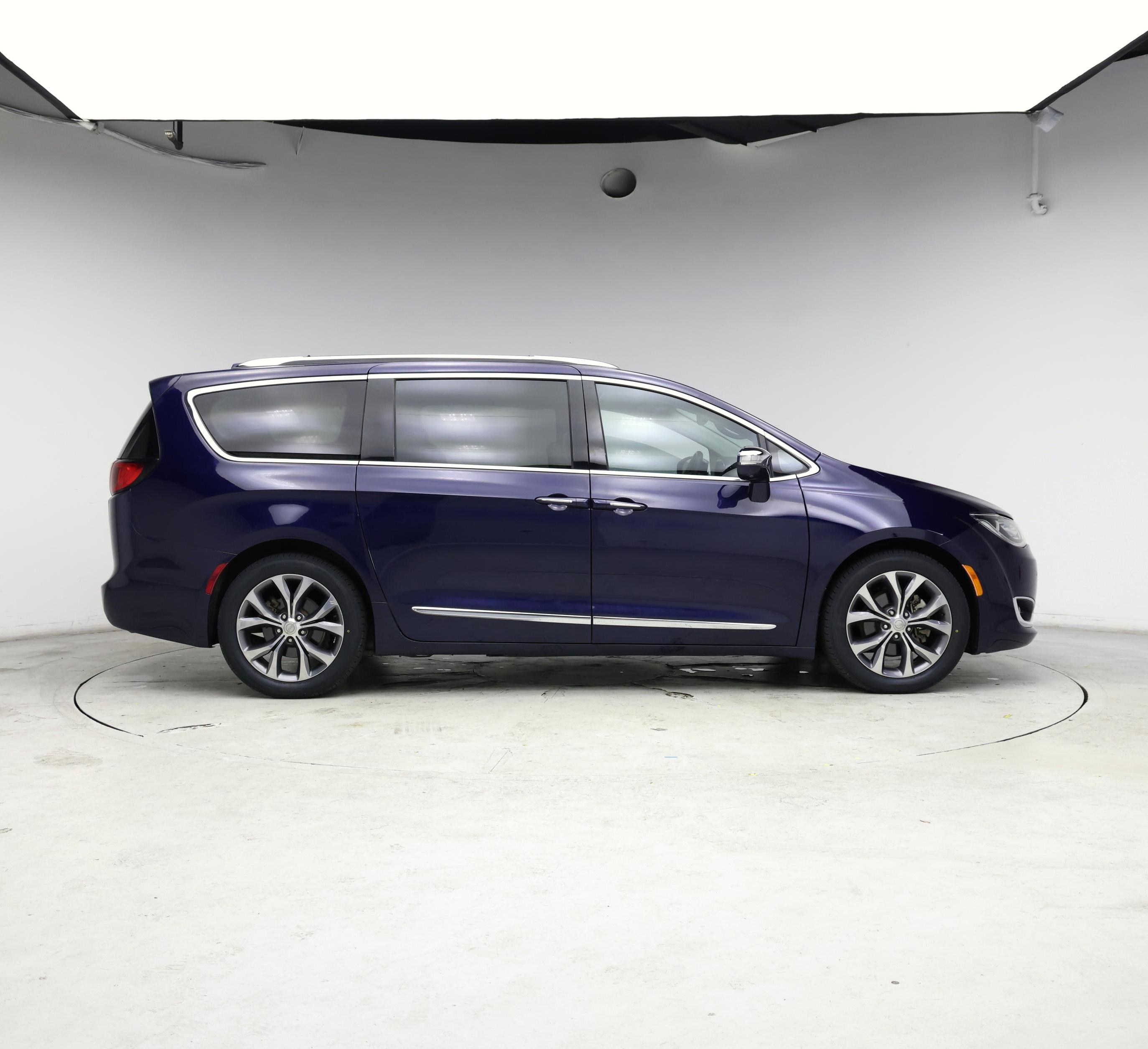 Thumbnail: 2017 Chrysler Pacifica - 7