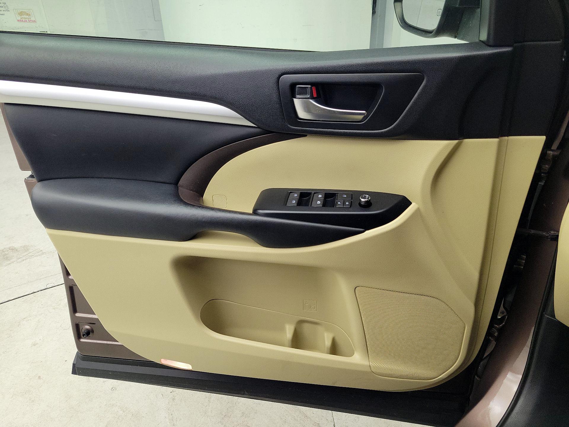 Thumbnail: 2019 Toyota Highlander - 12