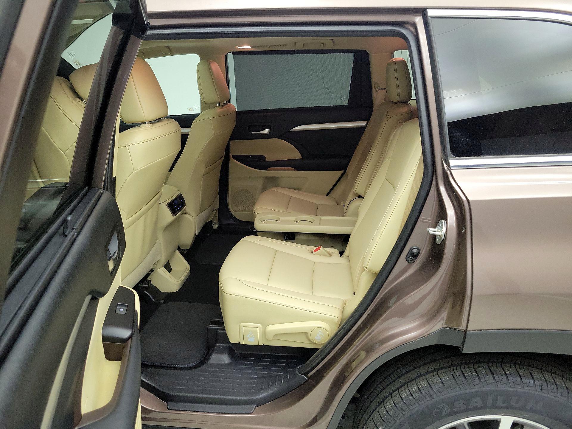 Thumbnail: 2019 Toyota Highlander - 20