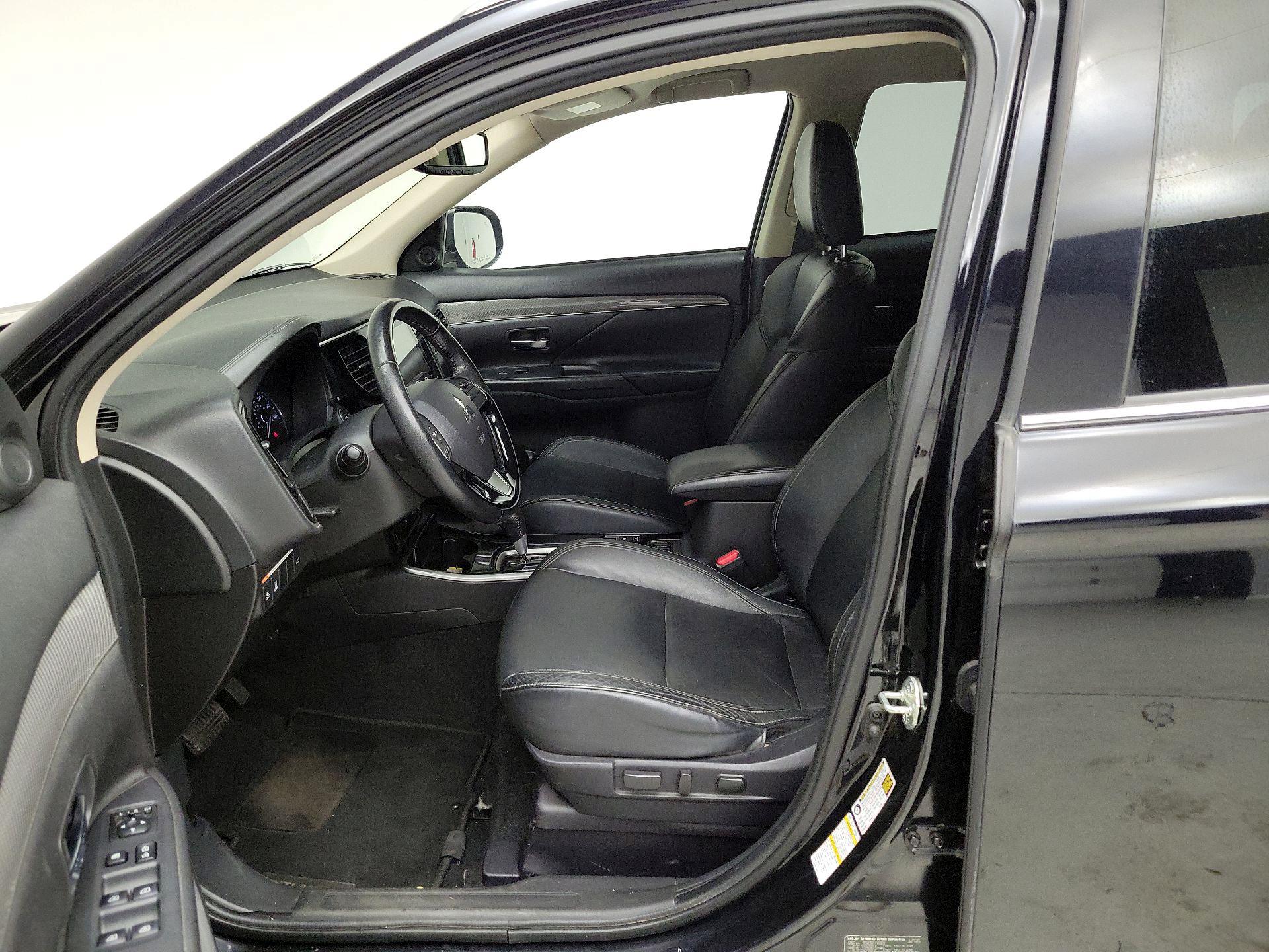 Thumbnail: 2020 Mitsubishi Outlander - 11