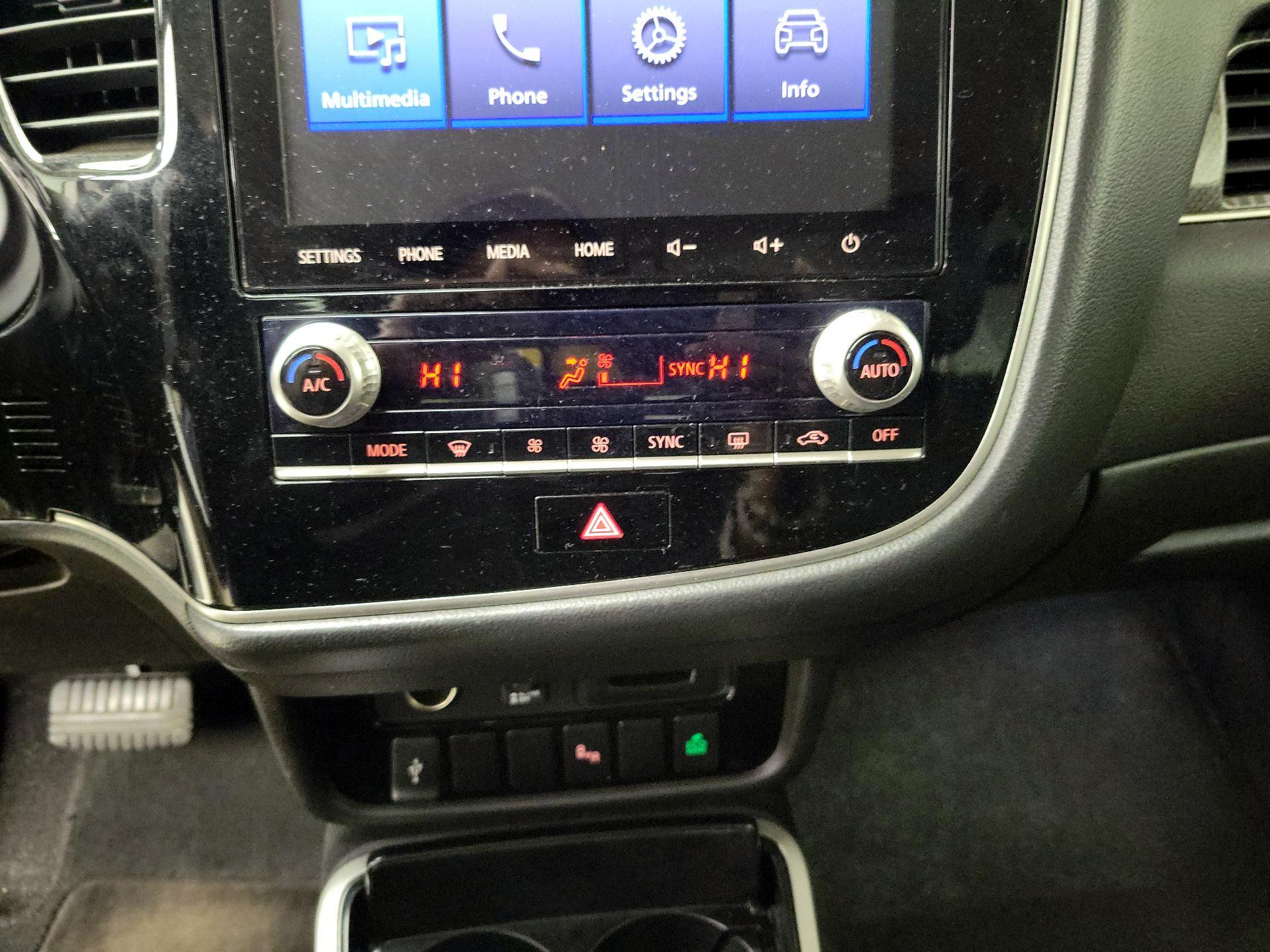 Thumbnail: 2020 Mitsubishi Outlander - 16